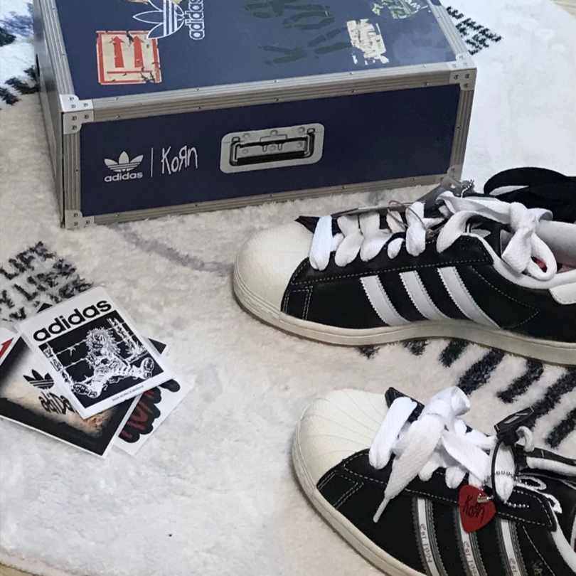 Adidas x KoRn Superstar 30th Anniversary Core Black Translucent 착용 스타일 - 1