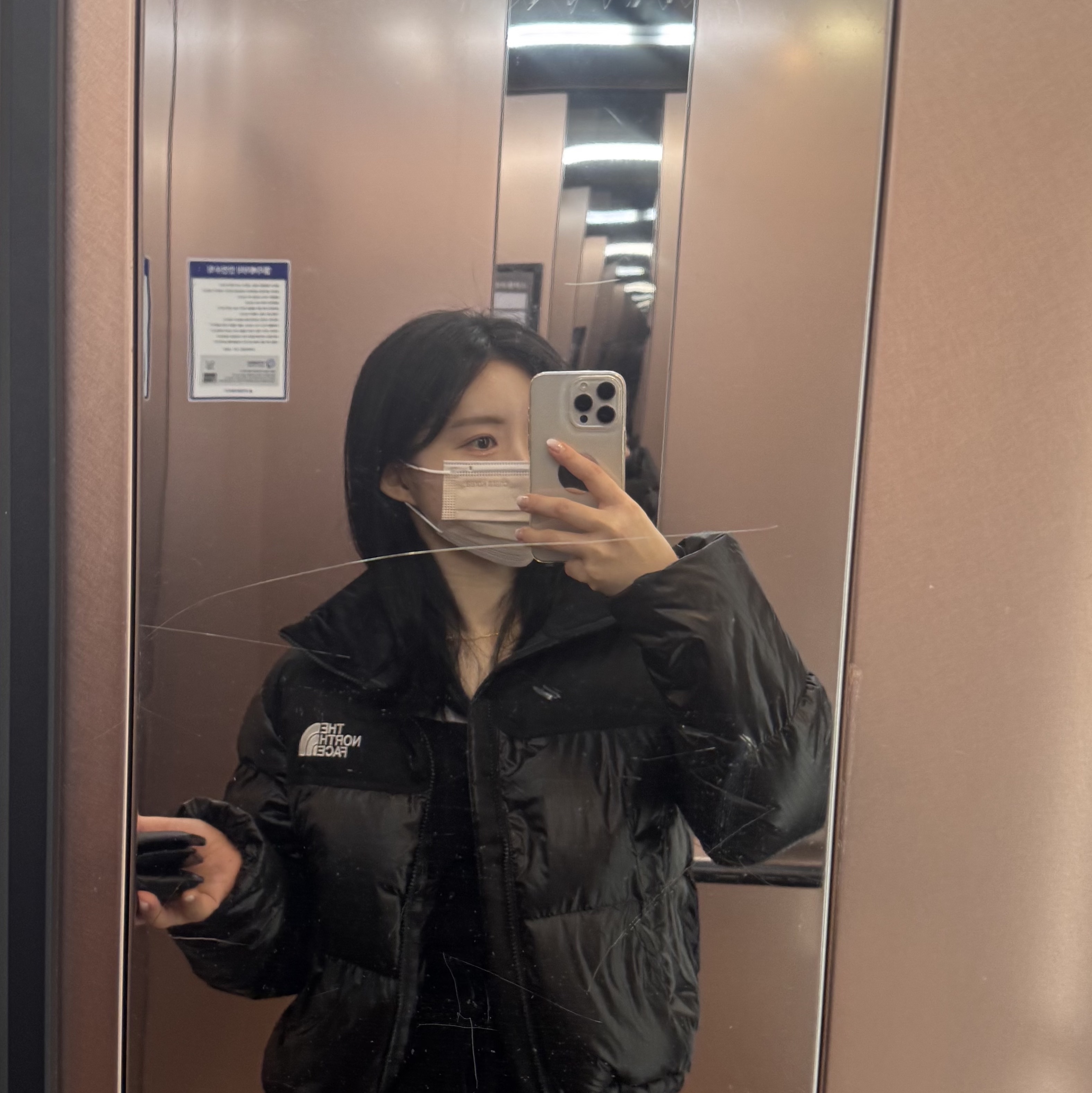 (W) The North Face White Label Novelty Nuptse Down Jacket Black 착용 스타일 - 1
