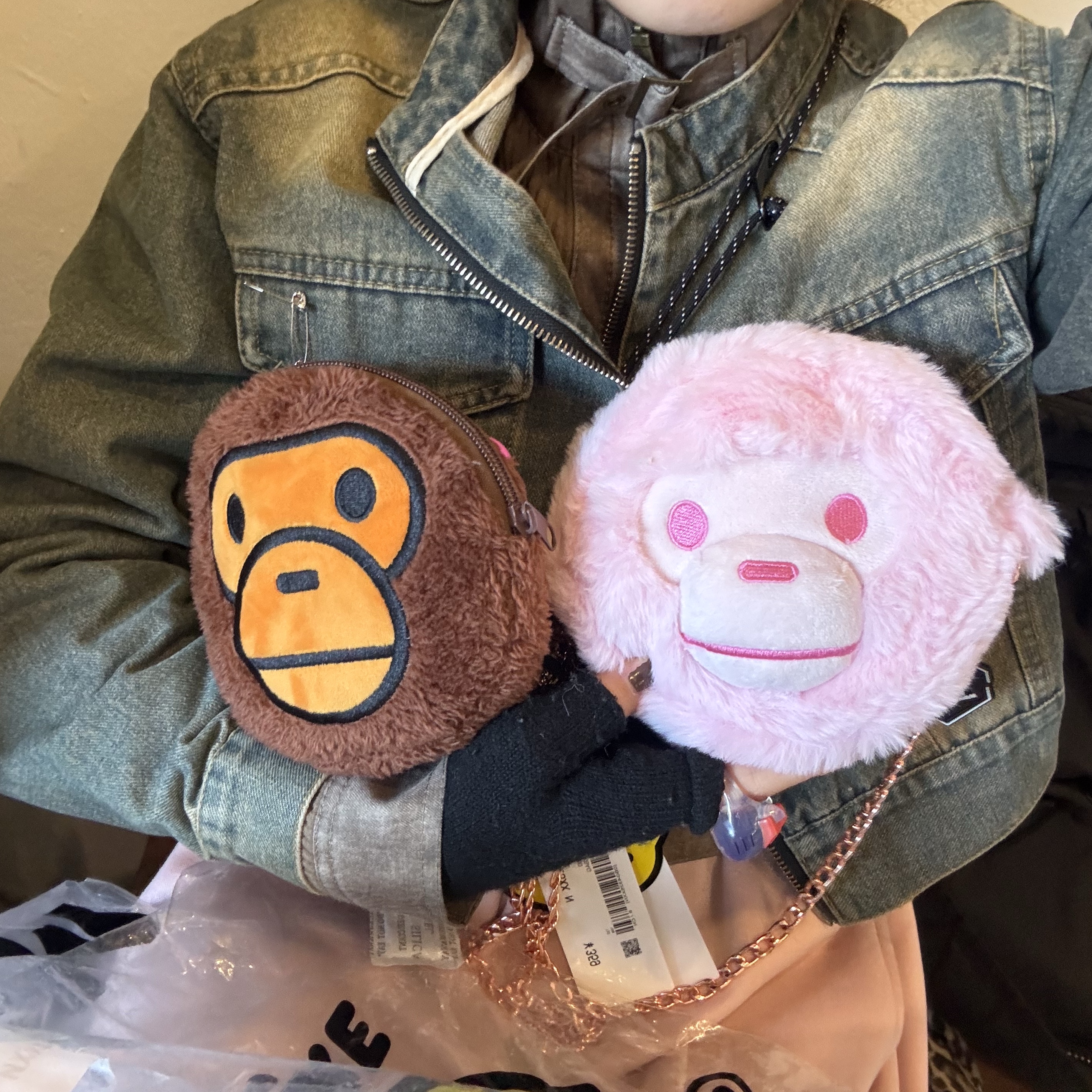 BAPE Baby Milo Plush Crossbody Bag Pink 착용 스타일 - 2