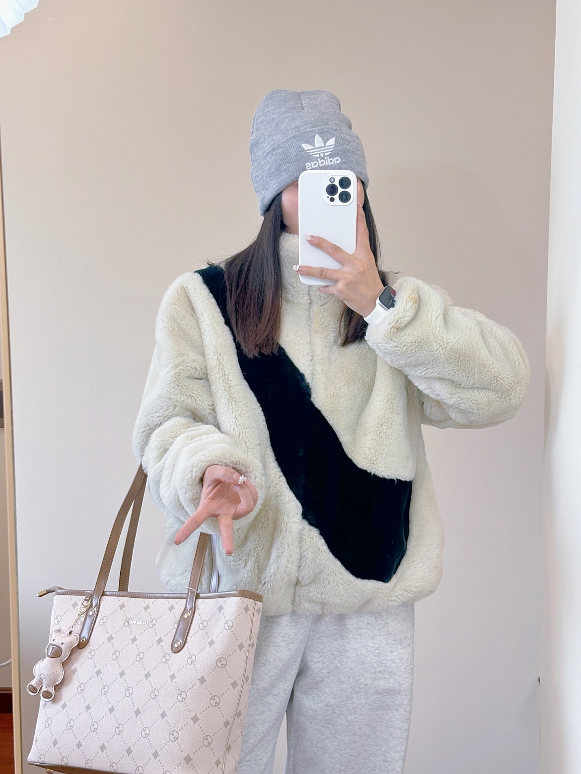 (W) Nike NSW Faux Fur Jacket Fossil - Asia 착용 스타일 - 3