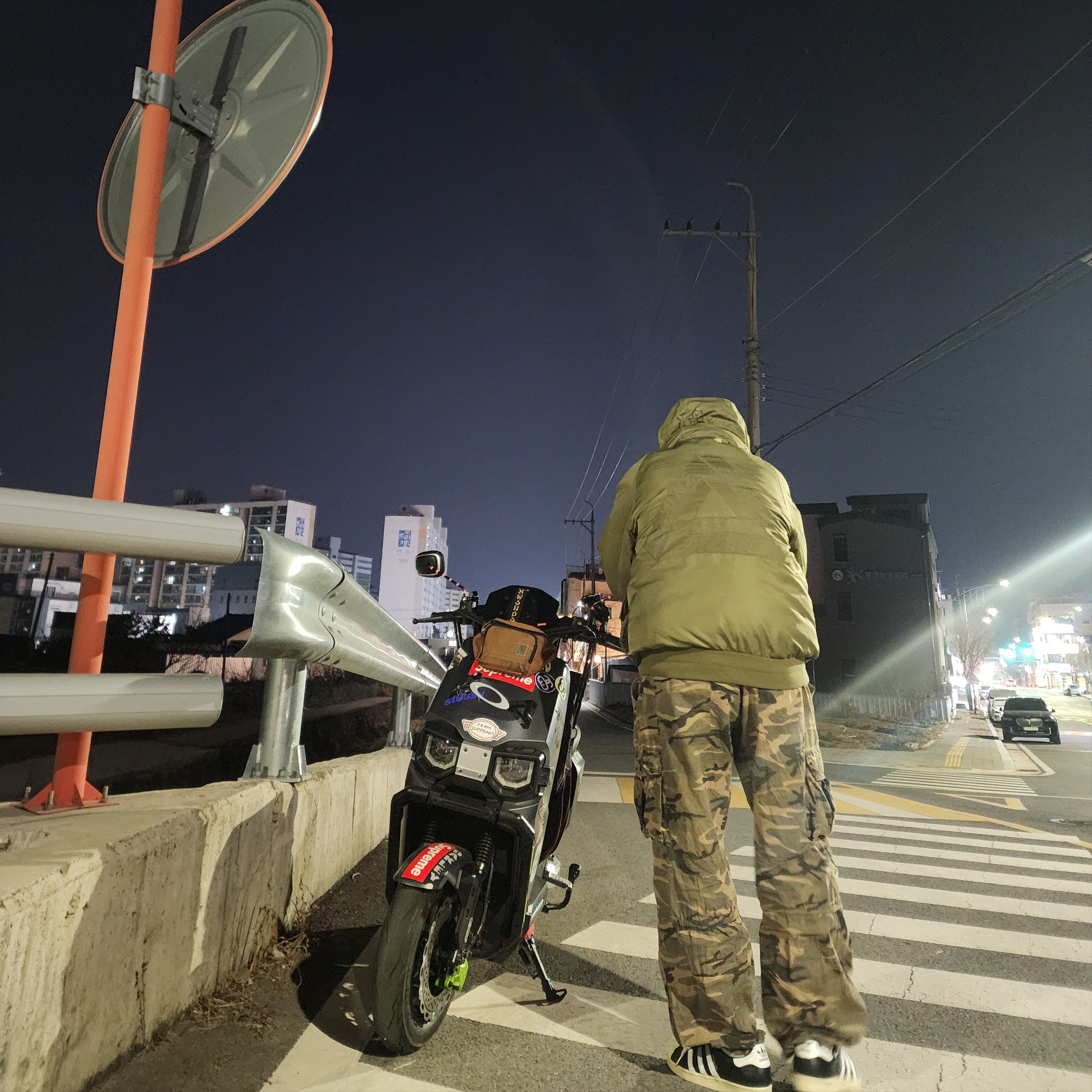 Palace P-2B Cargo Parka Olive - 23FW, Adidas Superstar Premium Black White 착용 스타일 - 4
