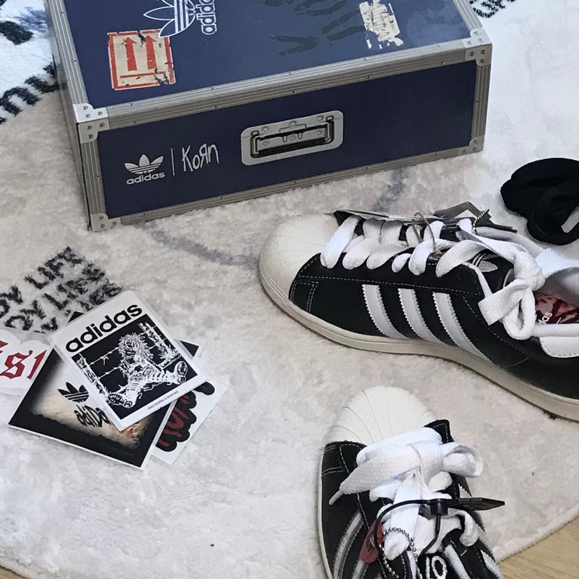 Adidas x KoRn Superstar 30th Anniversary Core Black Translucent 착용 스타일 - 2