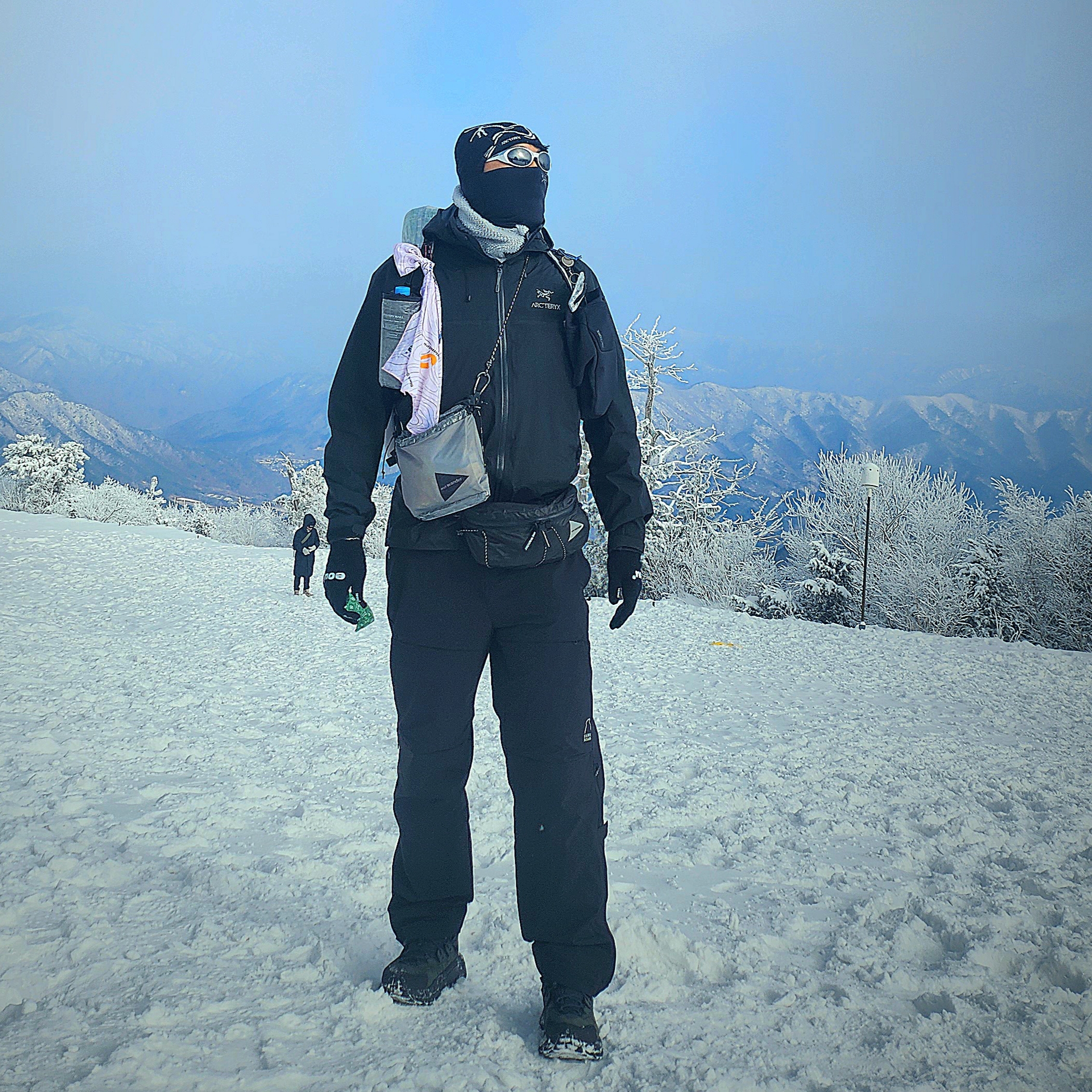 Arc'teryx Bird Head Toque Orca, Arc'teryx Beta LT Jacket Black 착용 스타일 - 5