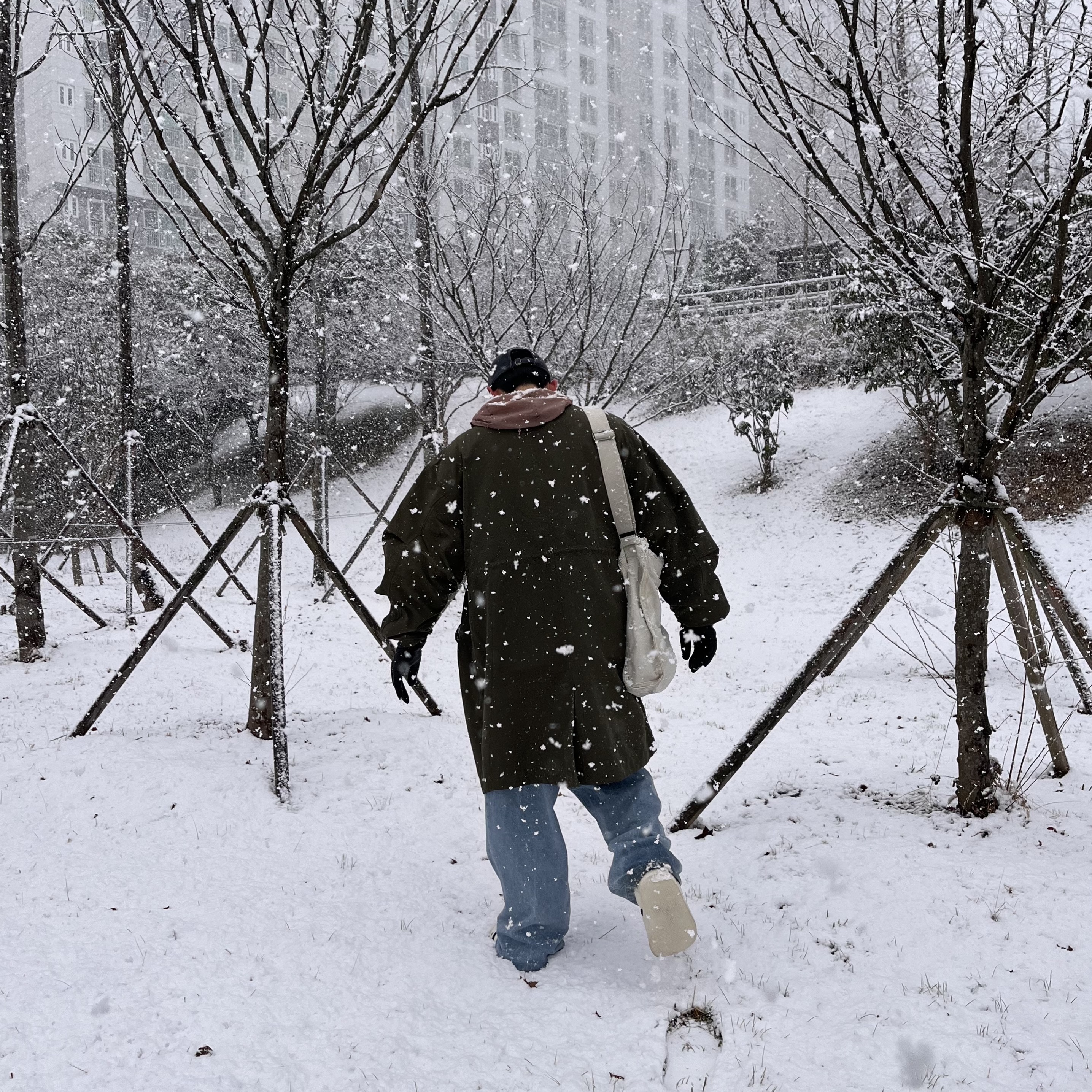 Adidas Puffylette Off White 착용 스타일 - 4