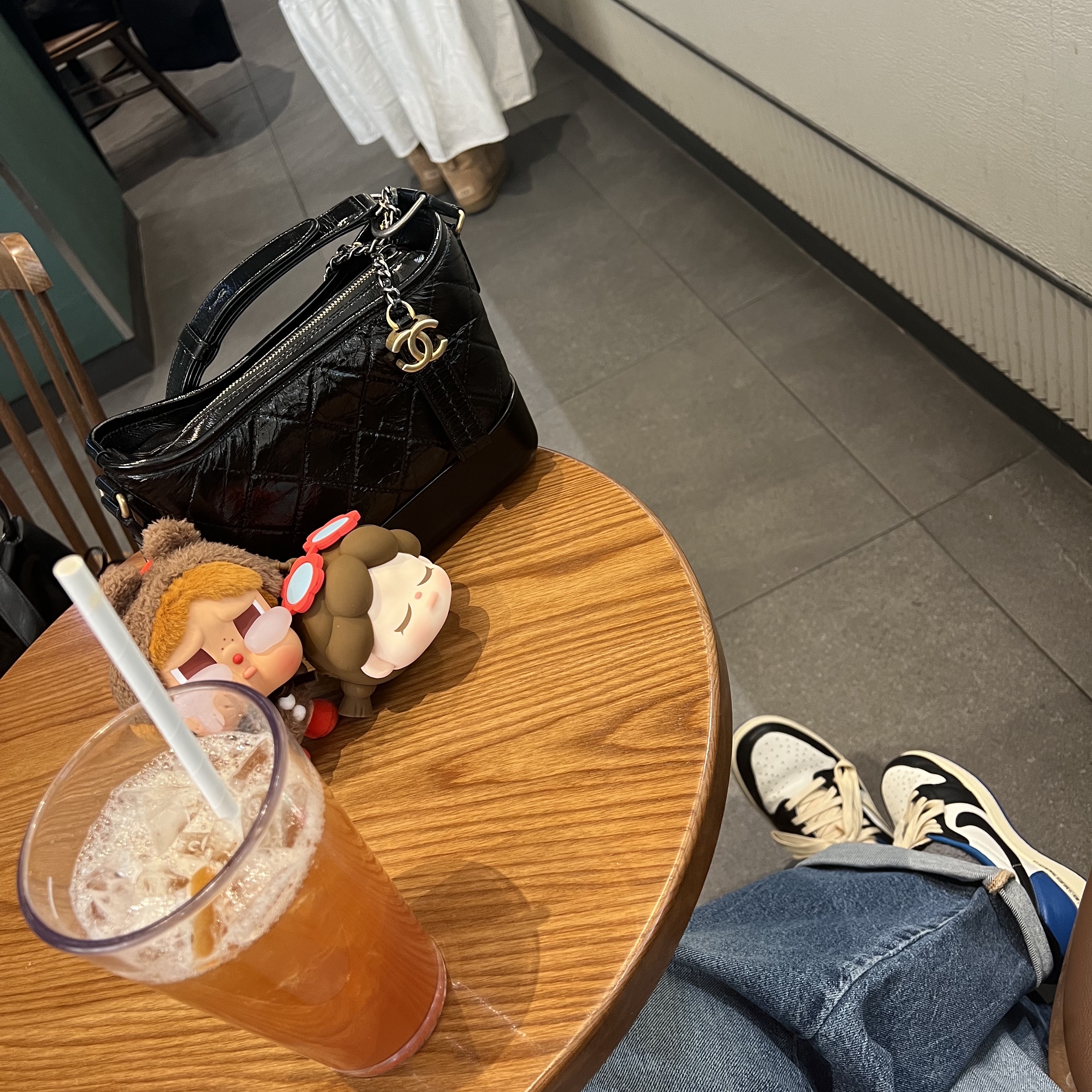 Chanel Gabrielle Small Hobo Bag Aged Calfskin & Gold Black, Jordan 1 x Travis Scott x Fragment Retro Low OG SP Military Blue 착용 스타일 - 2