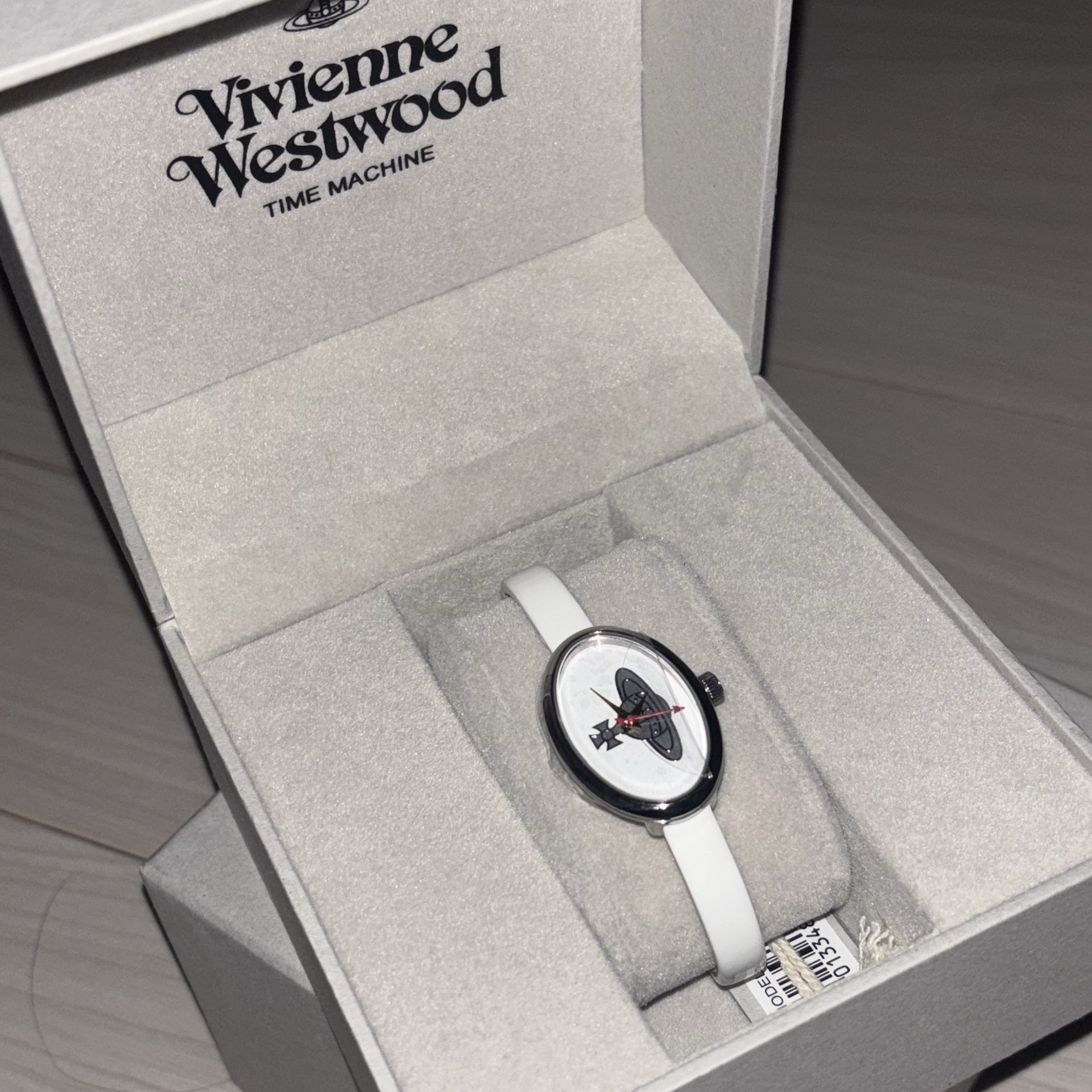 Vivienne Westwood Medal VV019WH 착용 스타일