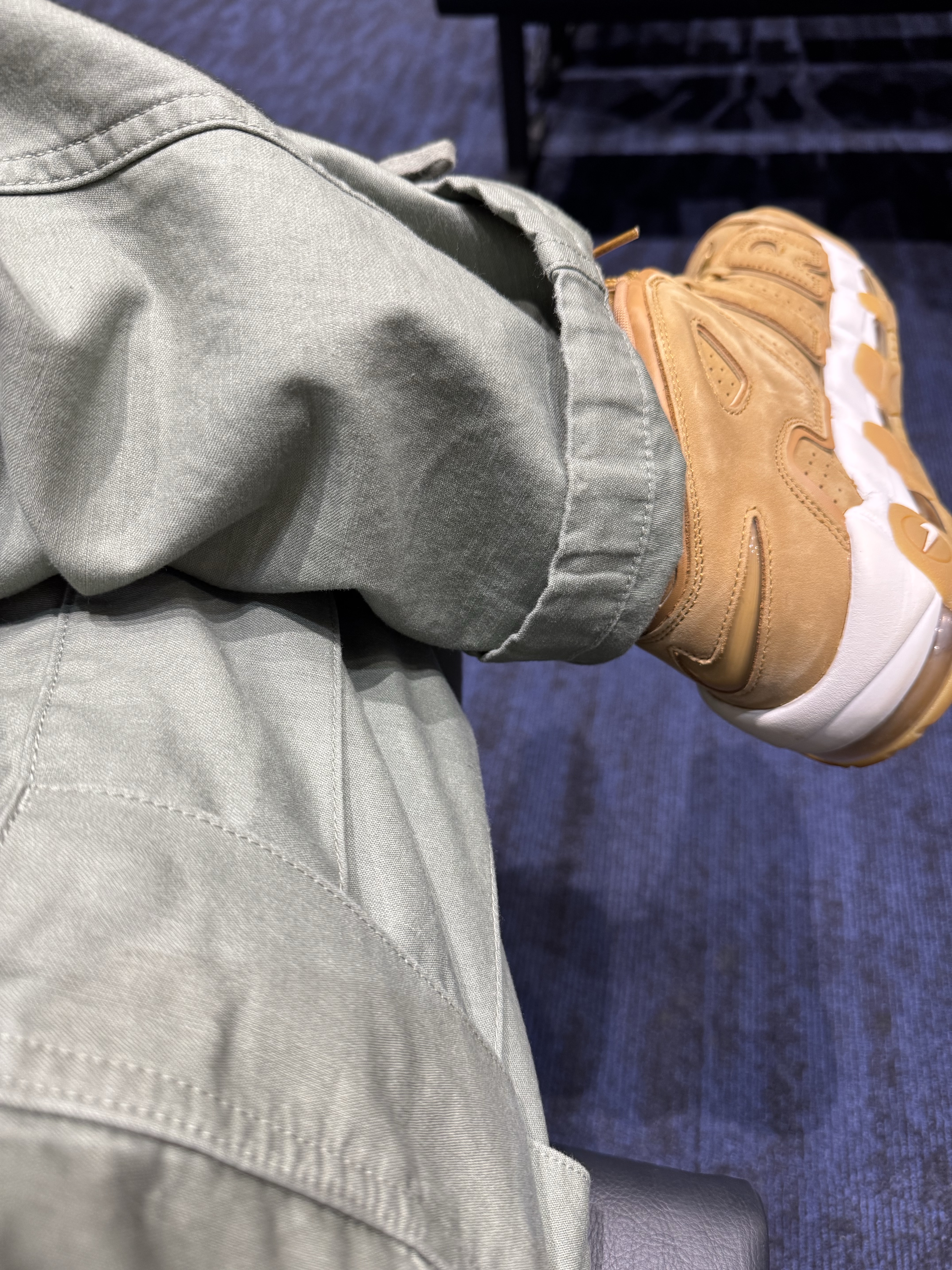 Nike Air More Uptempo Flax 착용 스타일