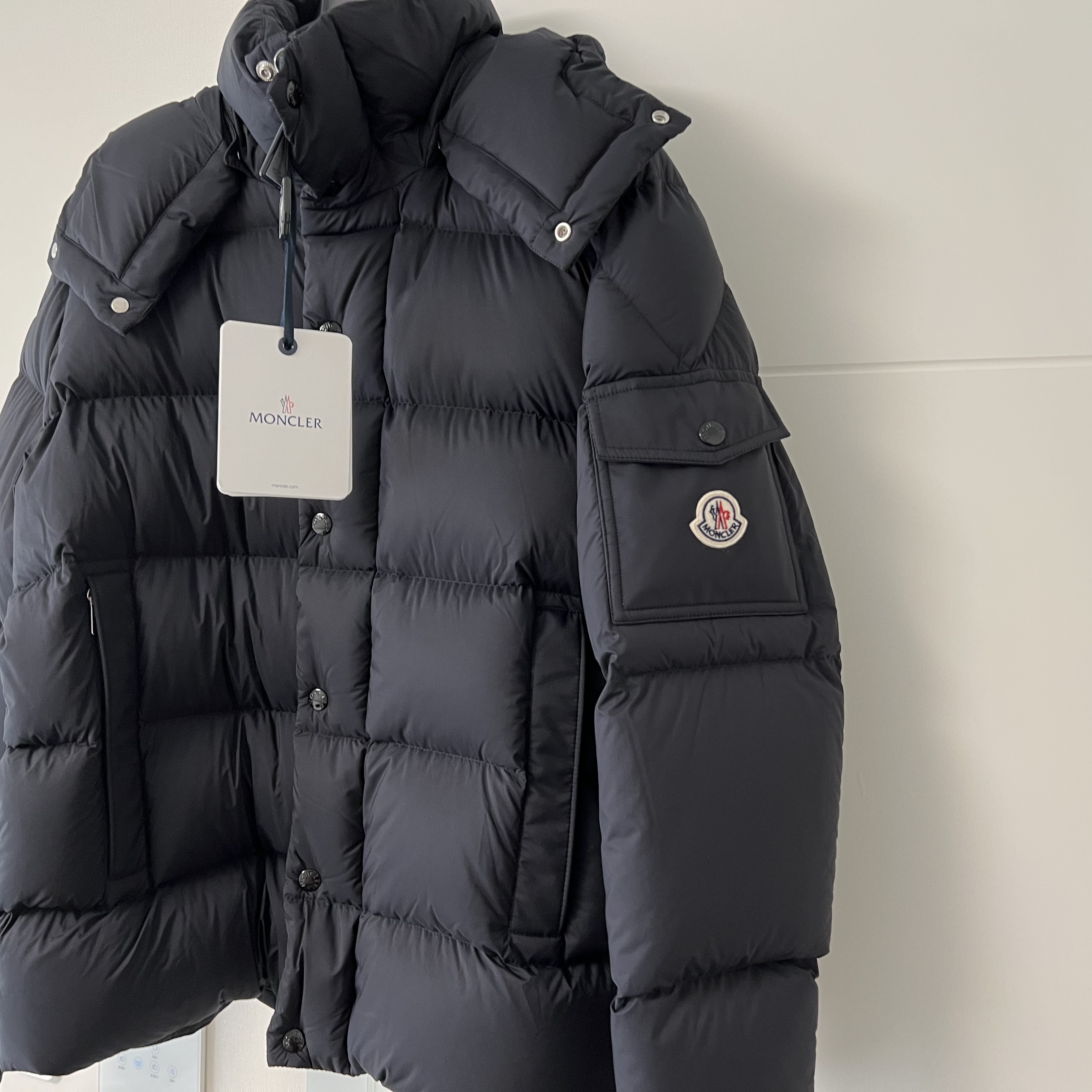Moncler Vezere Short Down Jacket Black - 24FW 착용 스타일