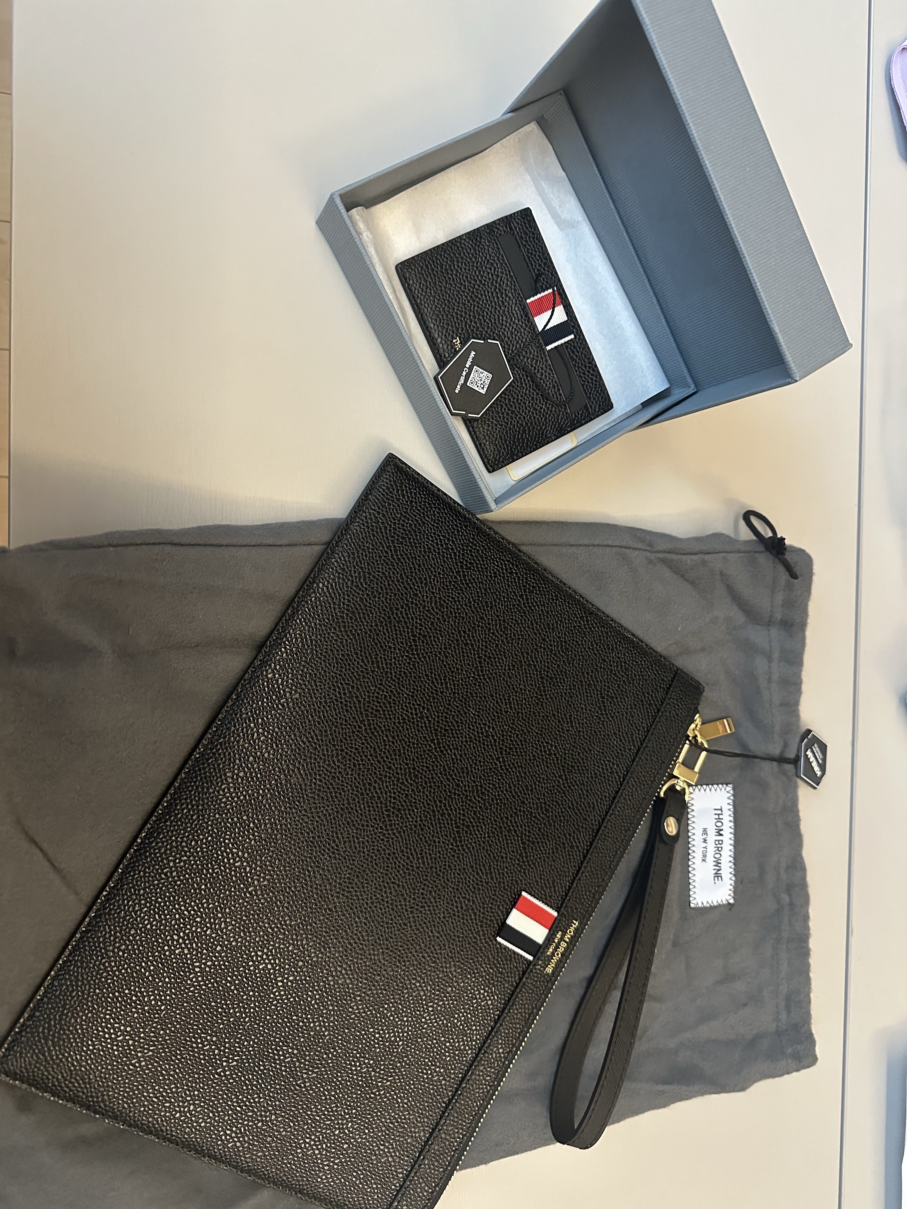 Thom Browne Small Tablet Clutch Black, Thom Browne Pebble Grain Leather Stripe Note Compartment Card Holder Black 착용 스타일