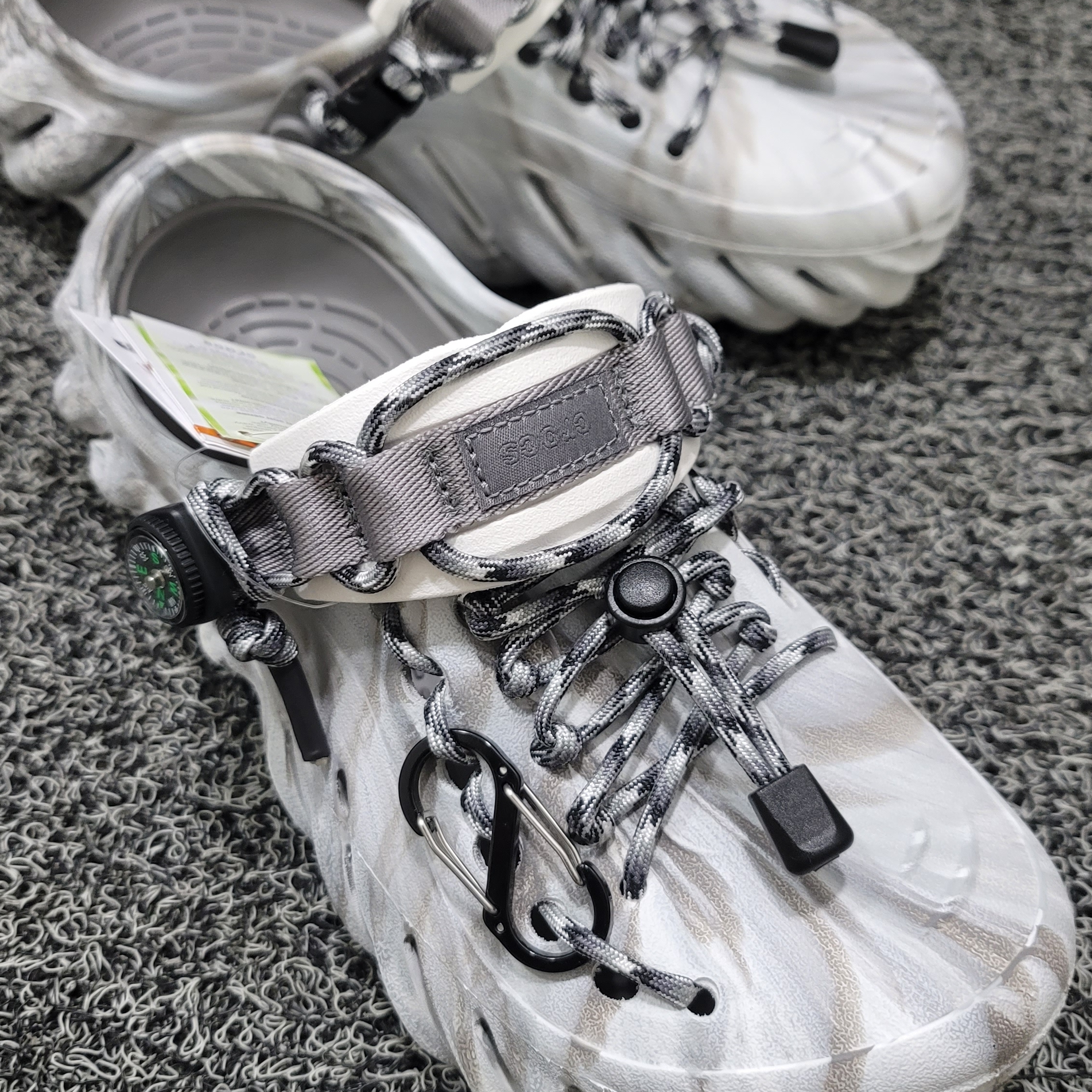 Crocs Echo Marbled Clog Moonlight Multi 착용 스타일