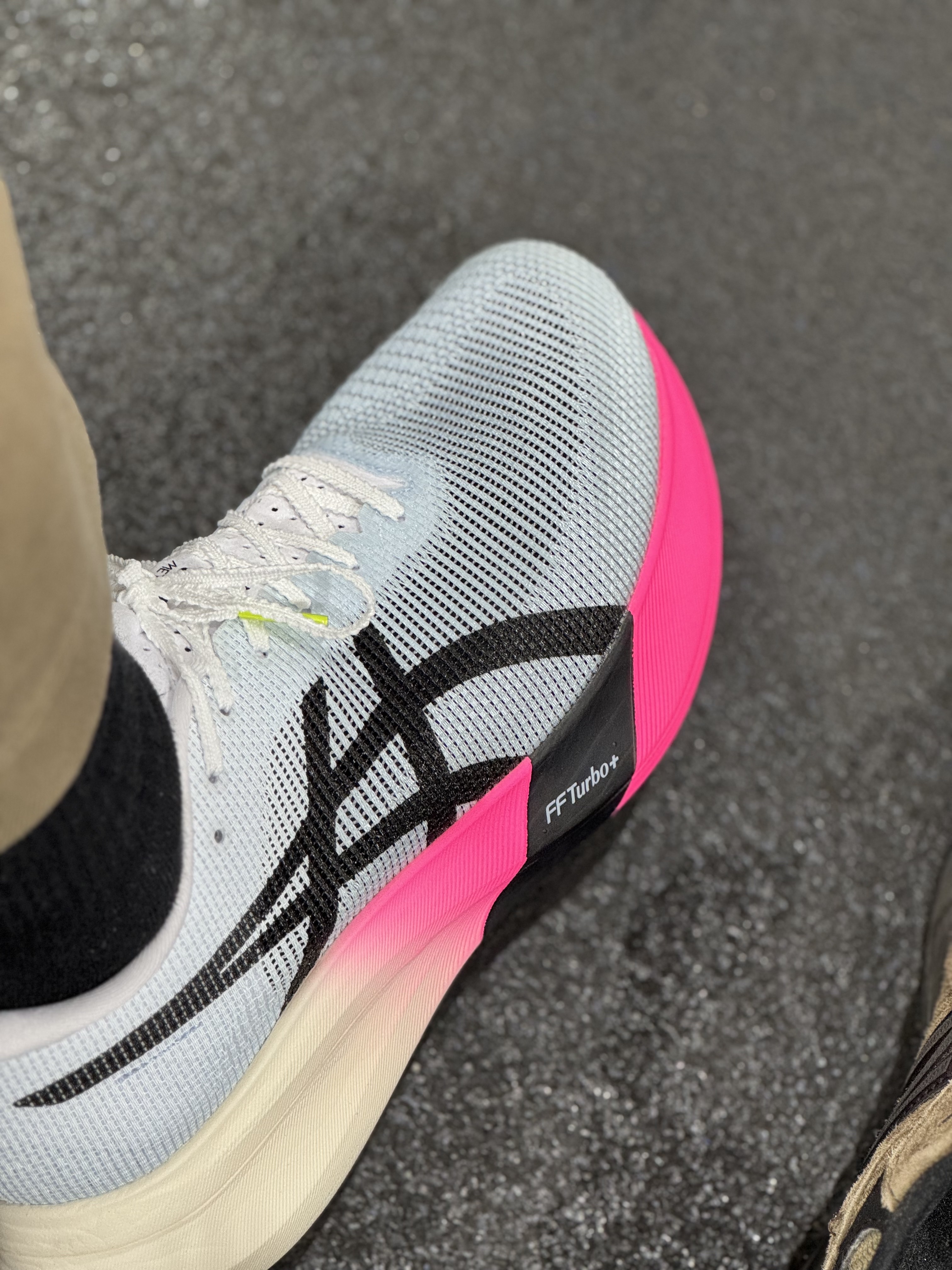 Asics Metaspeed Edge Paris Light Blue Black 착용 스타일 - 1