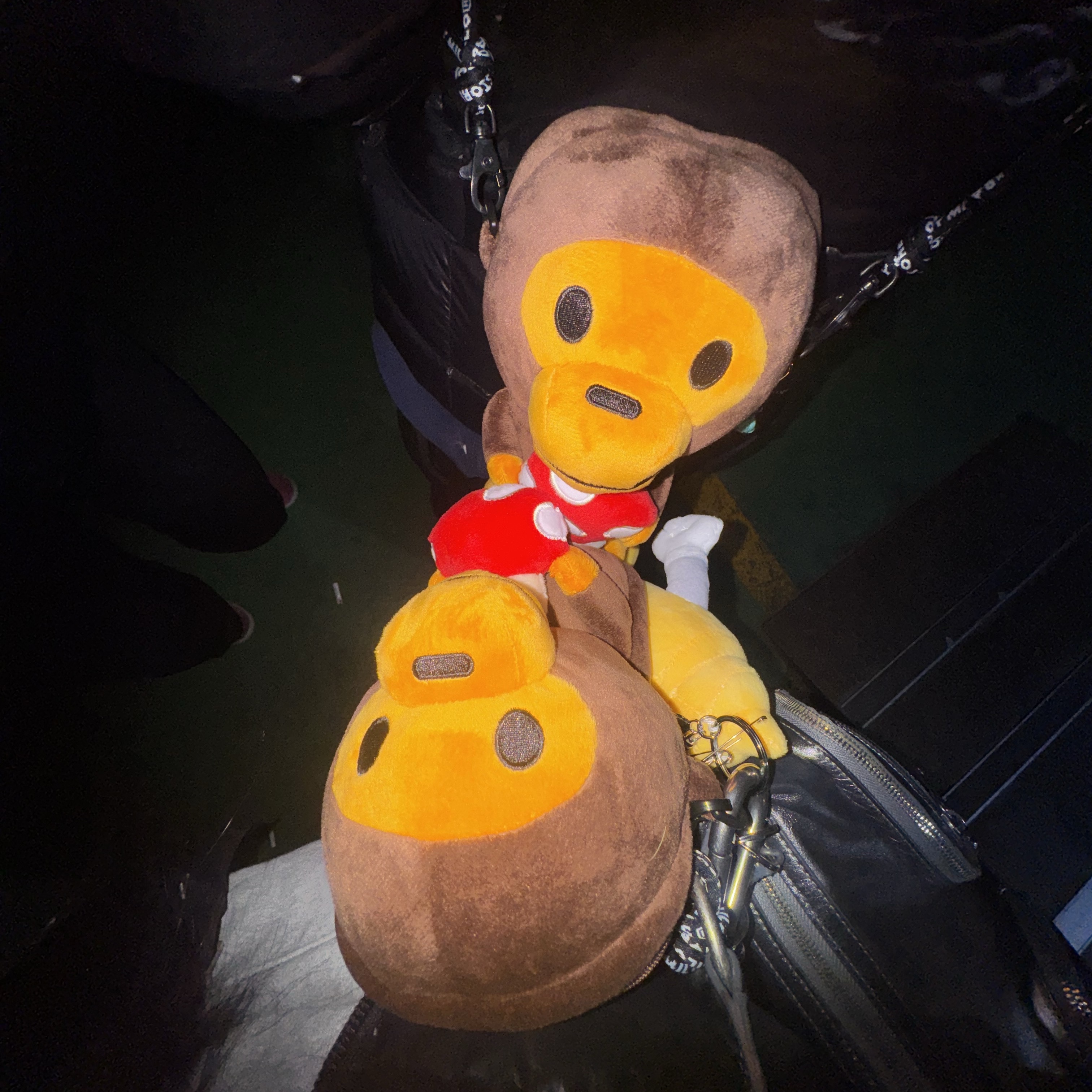 BAPE Baby Milo Plush Mobile Bag Brown 착용 스타일