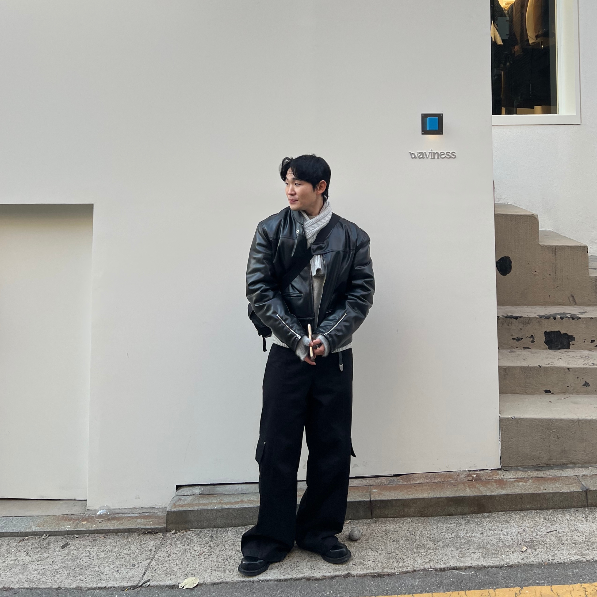 Prada Re-Nylon and Saffiano Leather Shoulder Bag Black, DIVEIN Vern Cargo Denim Pants One Wash Indigo 착용 스타일 - 2