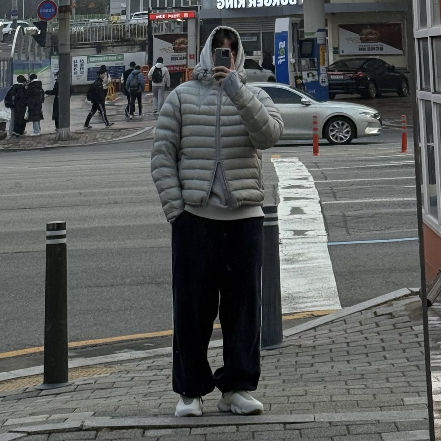 Sansan Gear Suffix Puffer Jacket Grey - 24FW, Oakley Factory Team x Brain Dead Suede Flesh Lily Pad White 착용 스타일