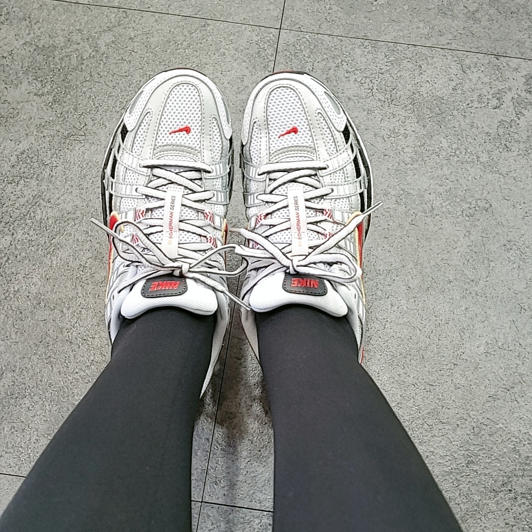 (W) Nike P-6000 Metallic Silver Red 착용 스타일