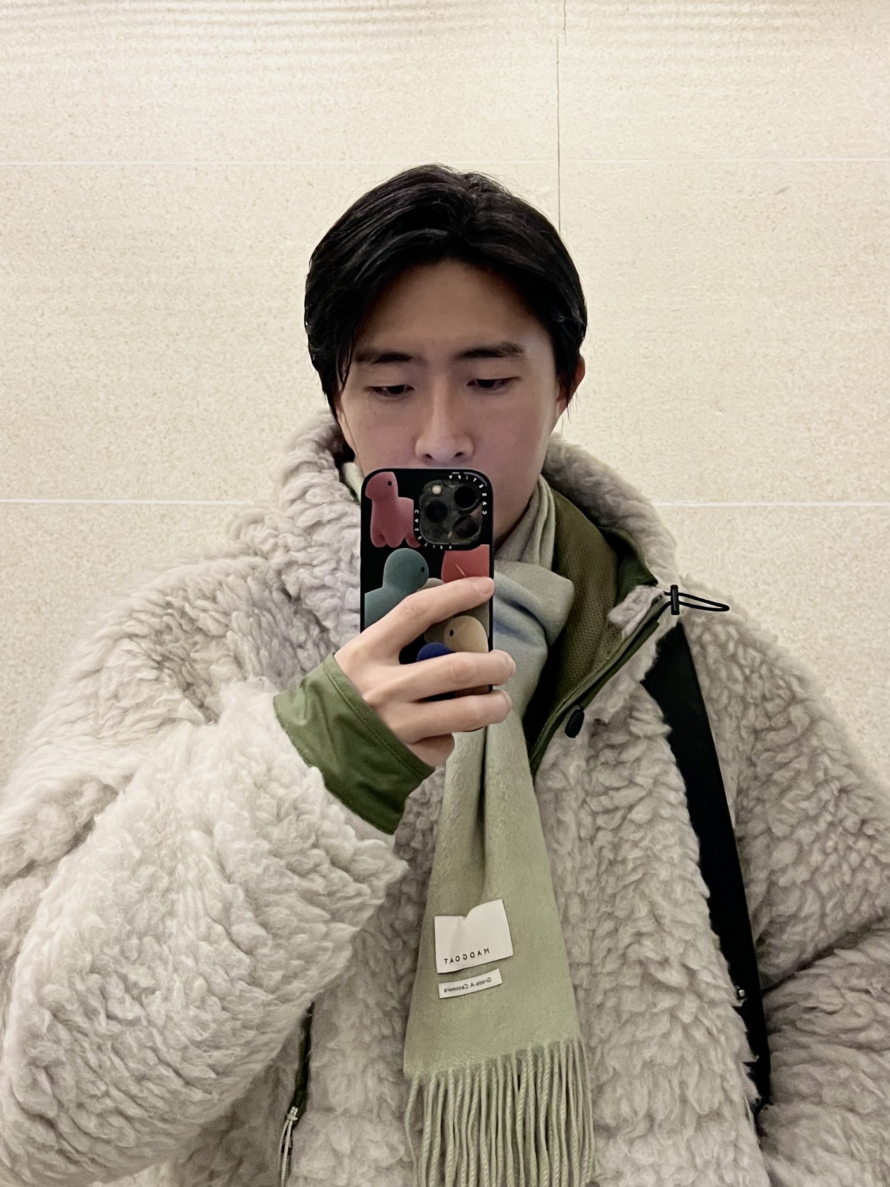 Roa Hiking Heavy Furry Jacket Silver Sage 착용 스타일