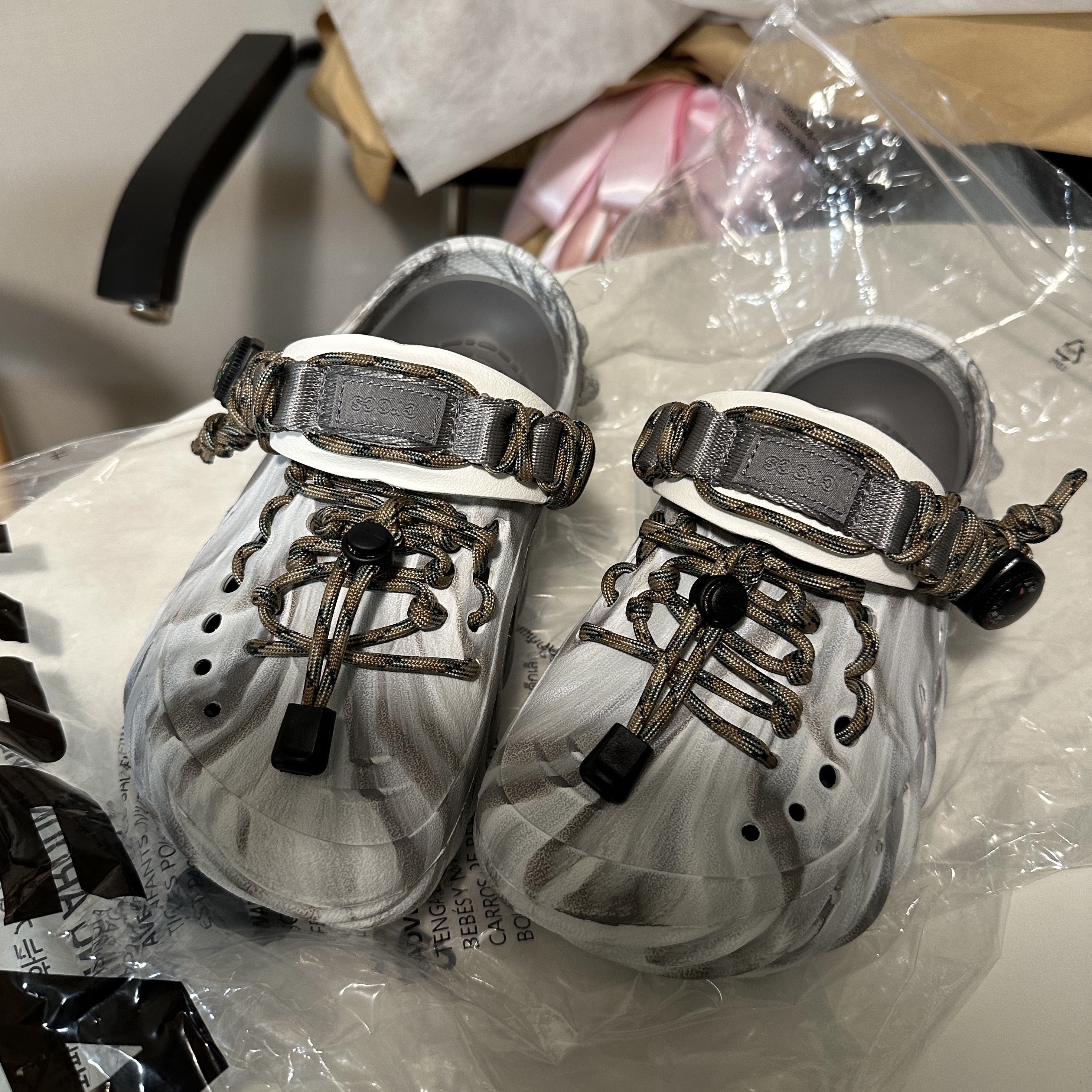 Crocs Echo Marbled Clog Moonlight Multi 착용 스타일