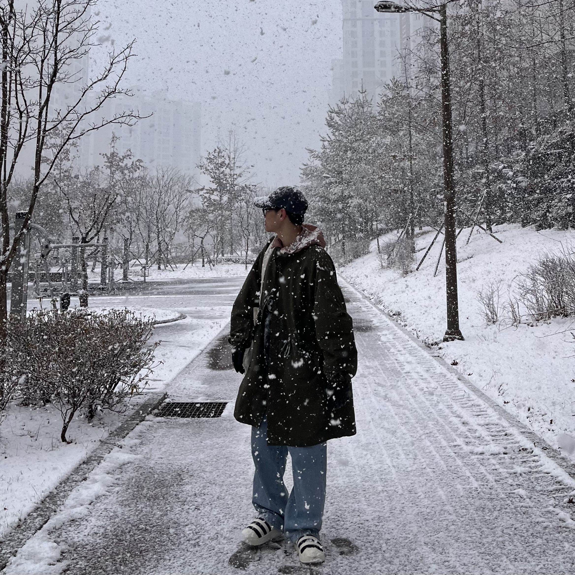 Adidas Puffylette Off White 착용 스타일 - 2