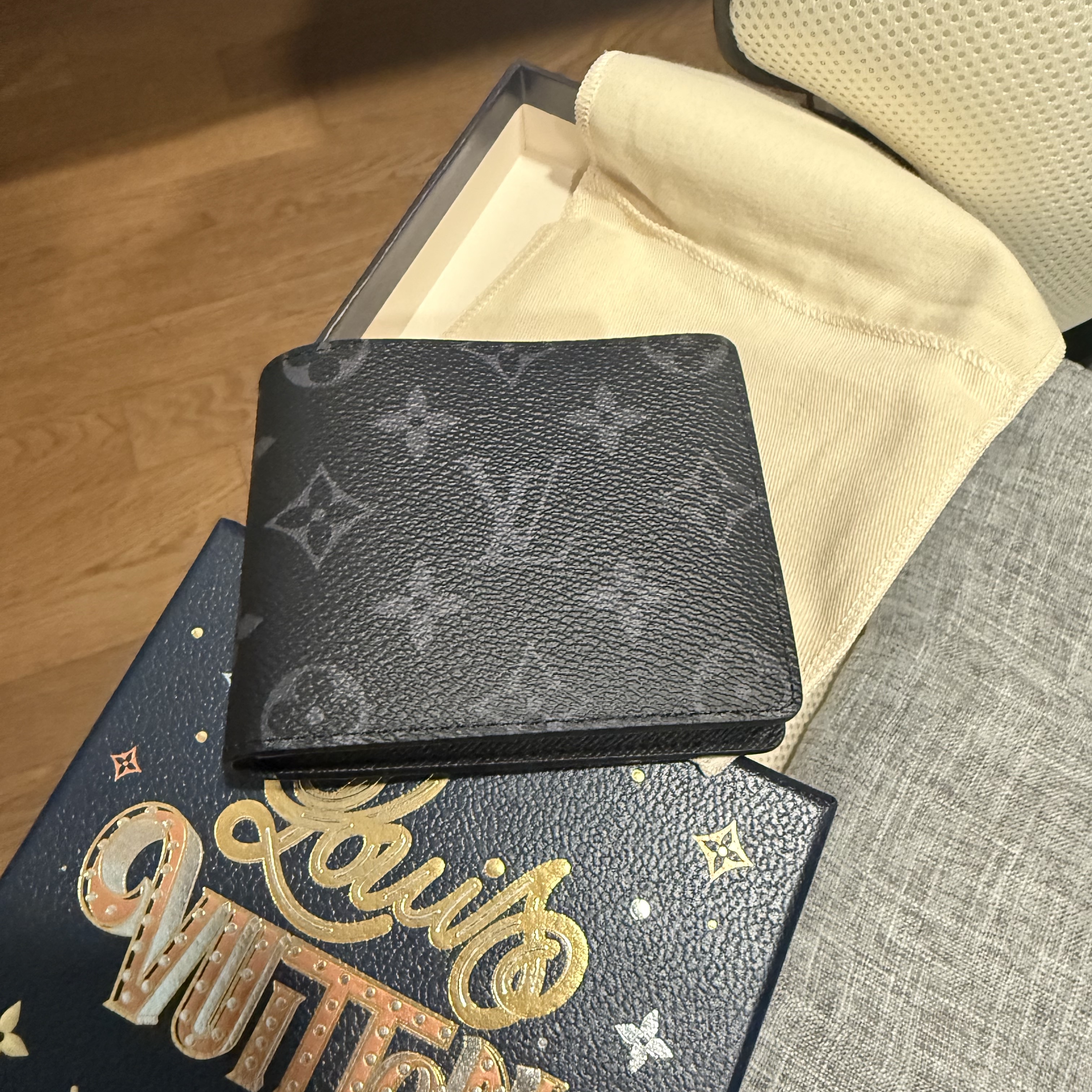 Louis Vuitton Slender Wallet Monogram Eclipse 착용 스타일