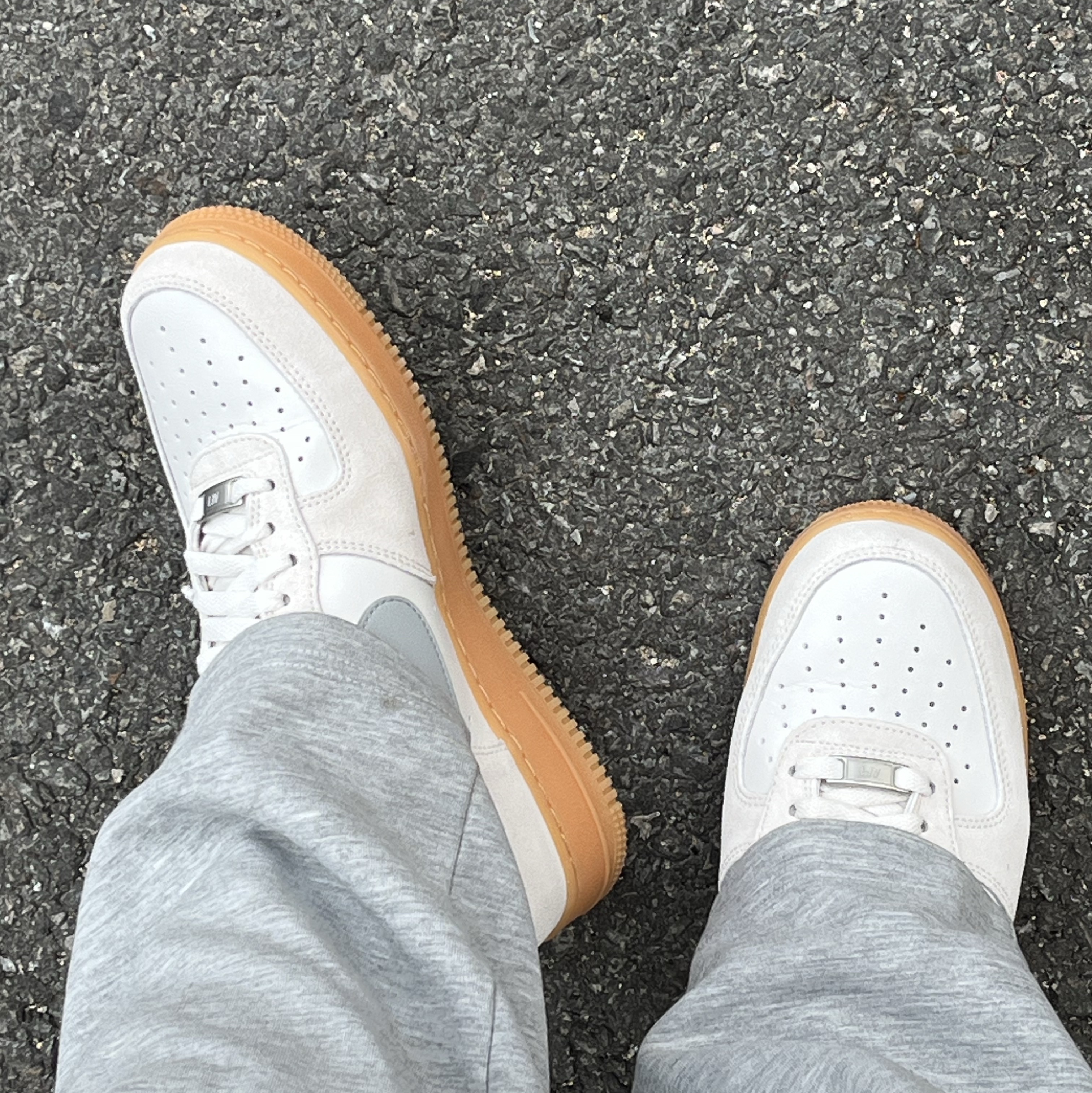 Nike Air Force 1 '07 LV8 Phantom Light Smoke Gum 착용 스타일