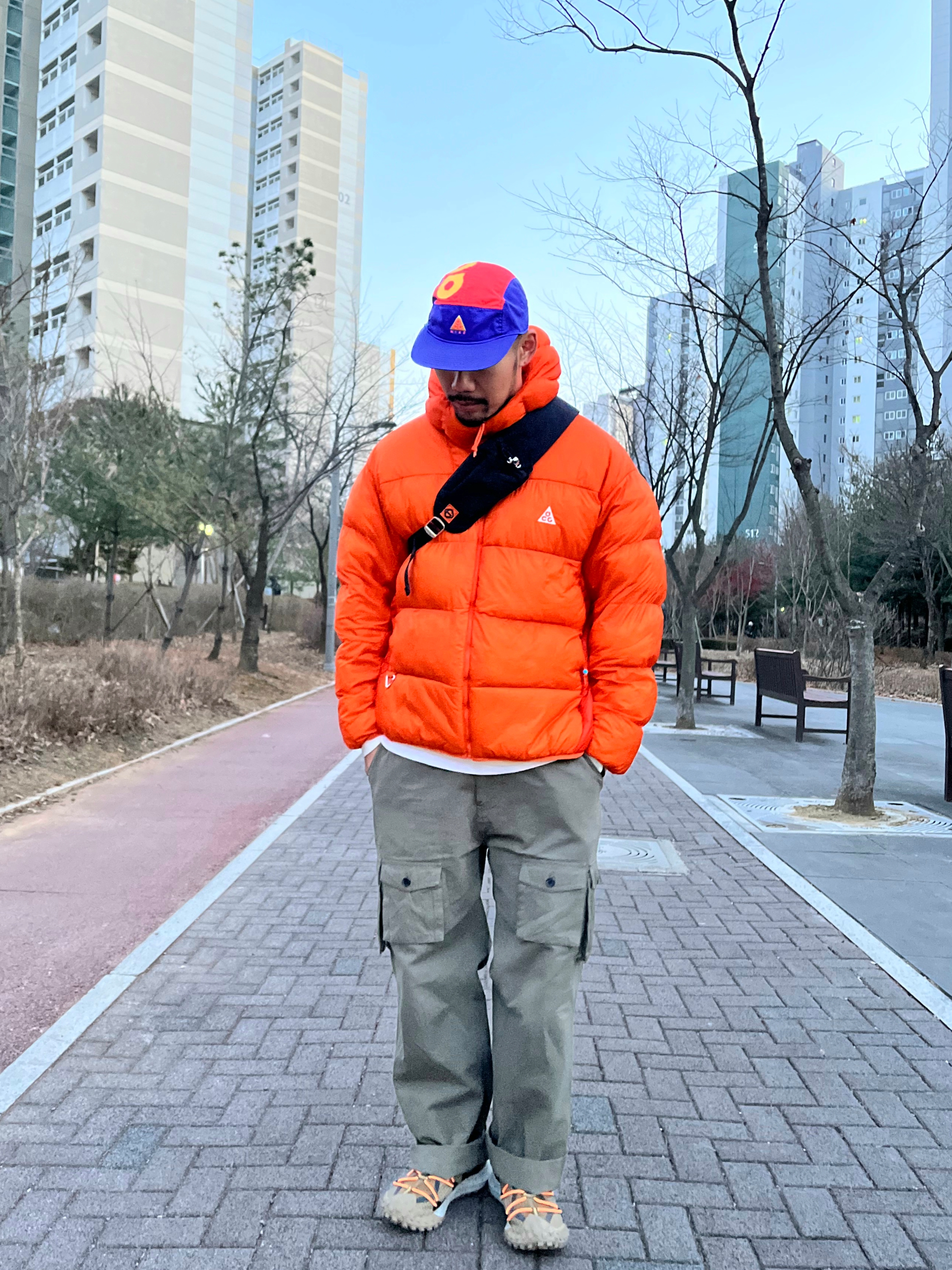 Nike ACG Therma-Fit ADV Lunar Lake Puffer Jacket Safety Orange - Asia, Nike ACG Mountain Fly Low Gore-Tex SE Hazel Rush 착용 스타일 - 1