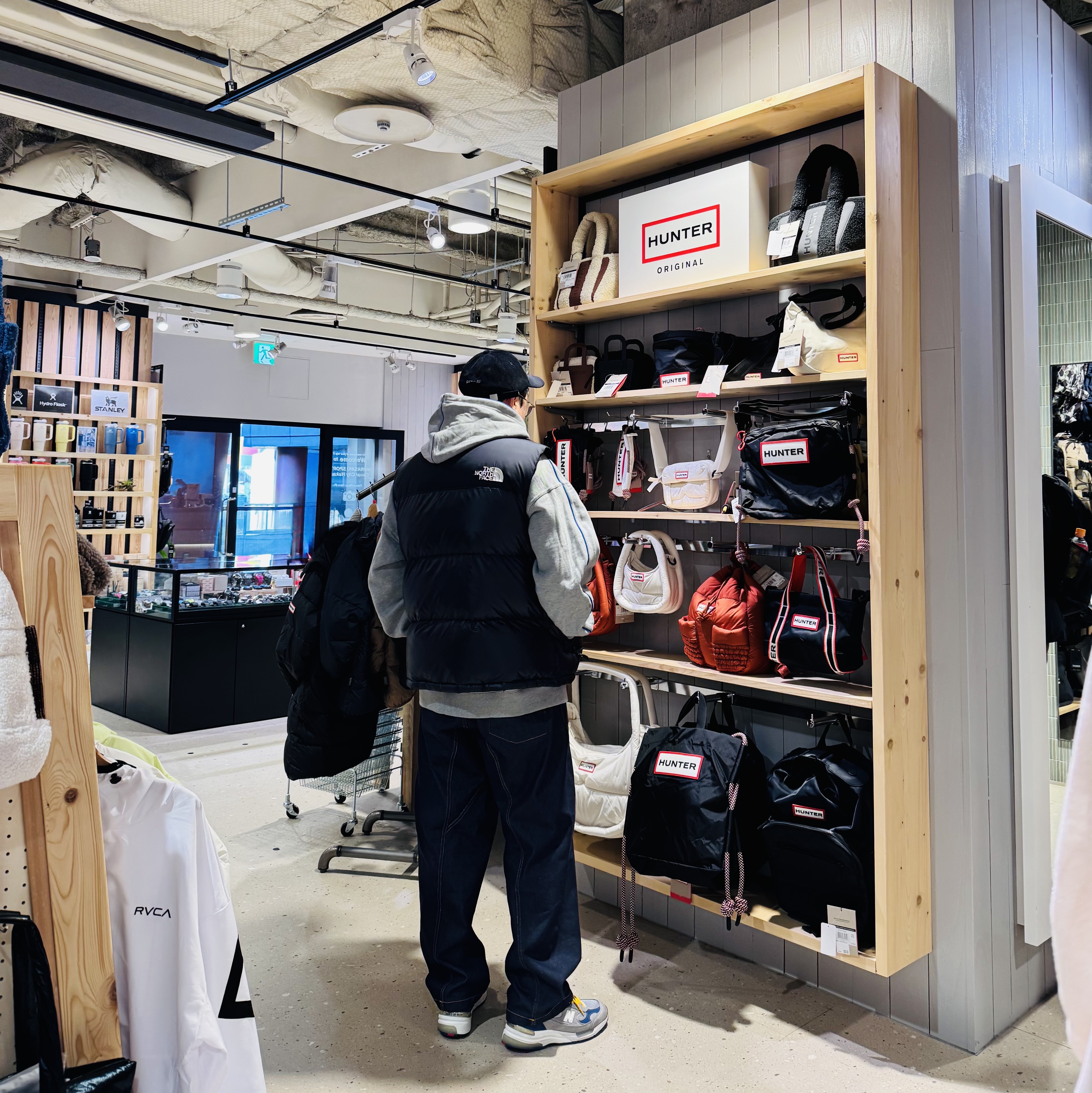 Emis Corduroy Wappen Ball Cap Black, The North Face Nuptse Hybrid Down Ball Vest Black 착용 스타일 - 2
