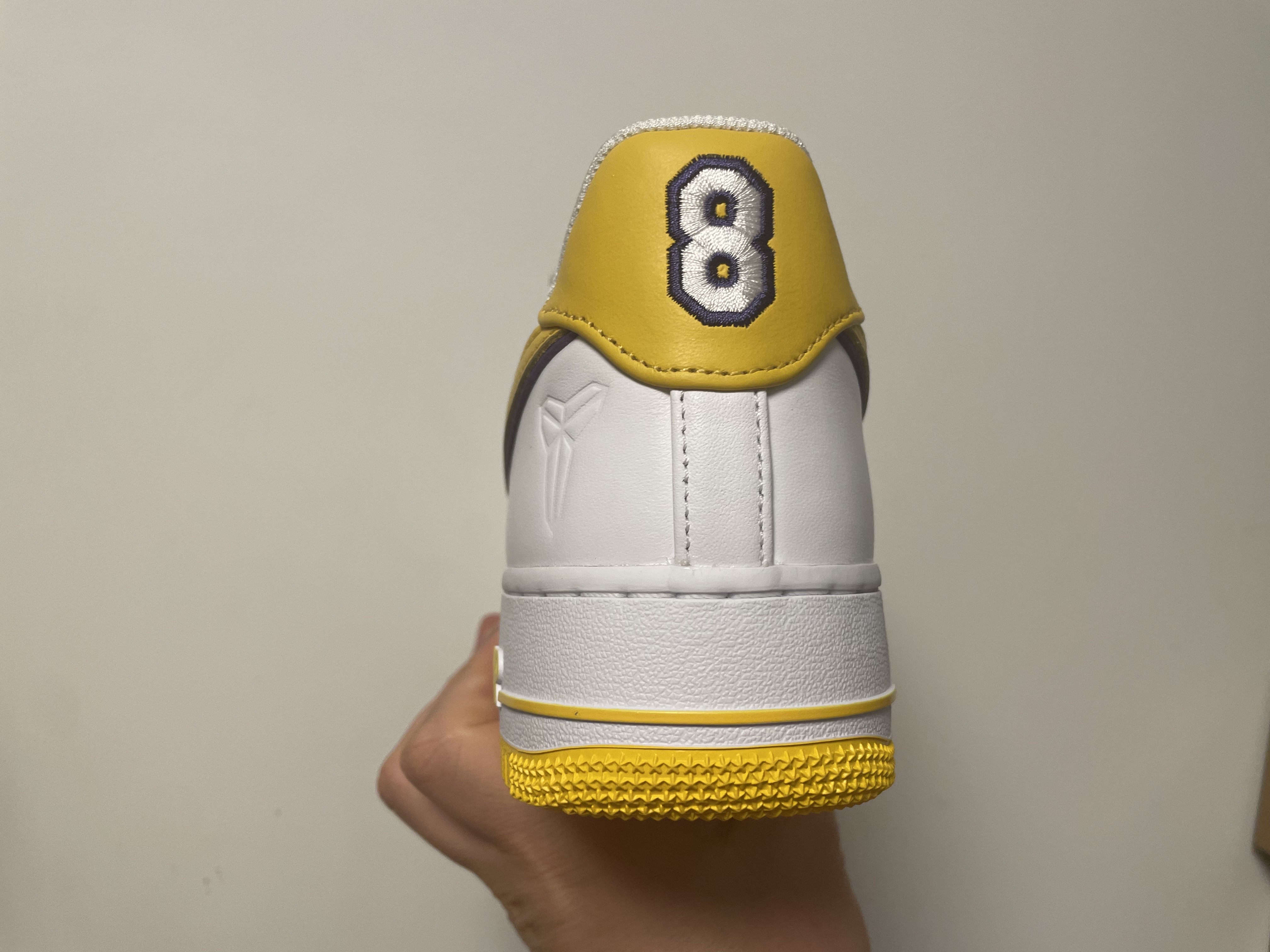 Nike x Kobe Bryant Air Force 1 Low Retro QS Varsity Maize and Varsity Purple 착용 스타일 - 5