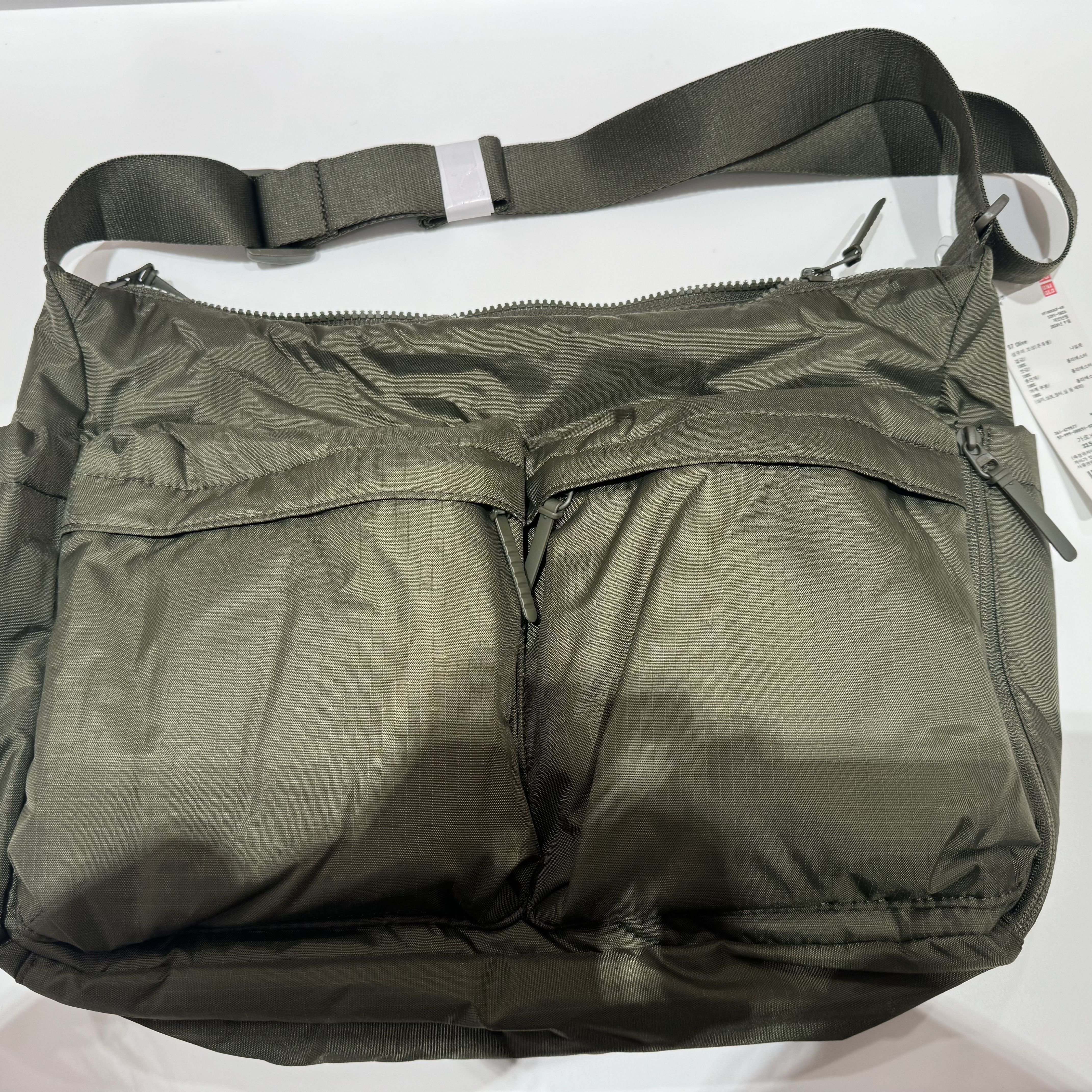 Uniqlo Multi Pocket Shoulder Bag Olive 착용 스타일 - 1