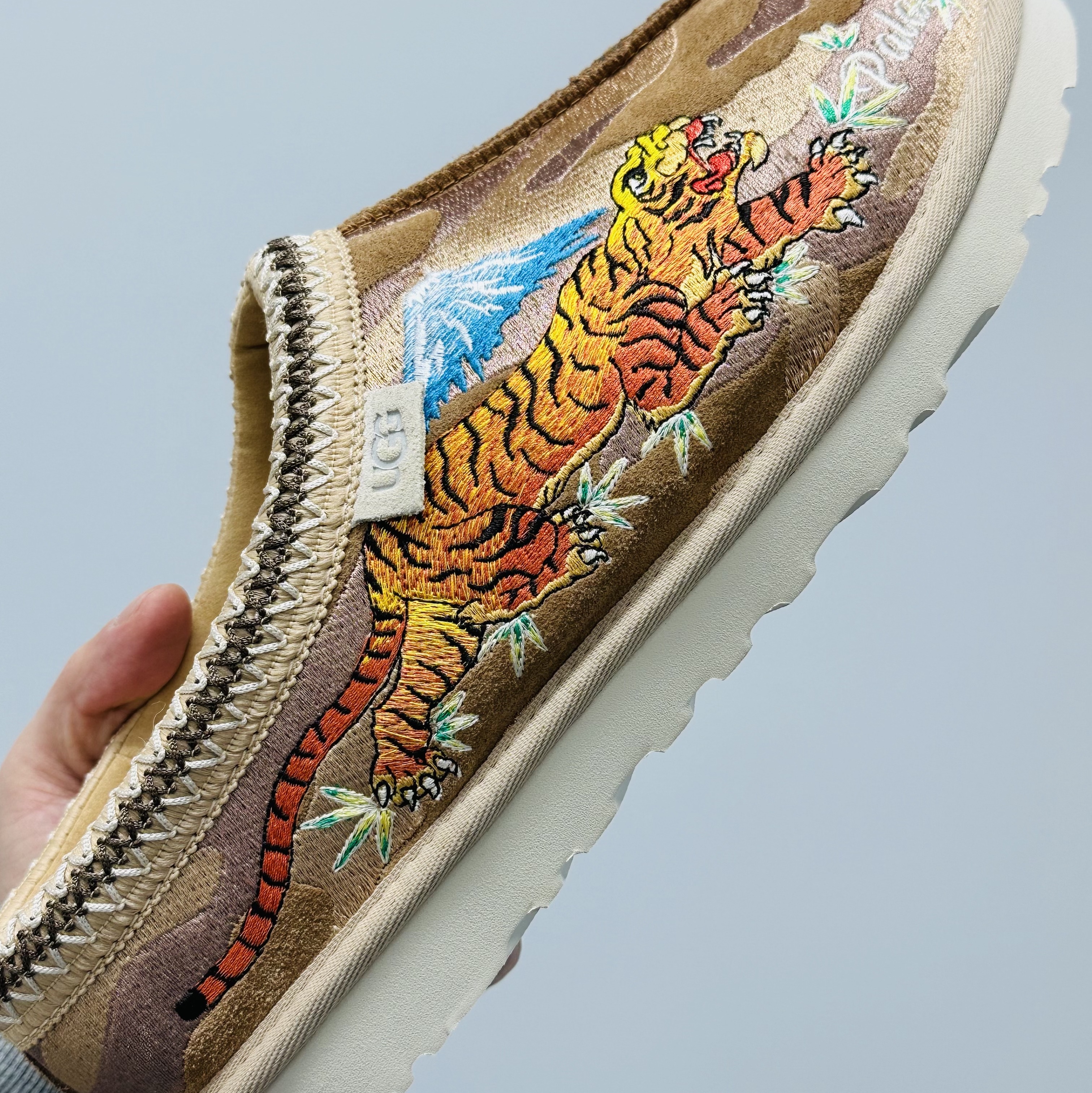 UGG x Palace Tasman Slipper Chestnut Camo 착용 스타일 - 2