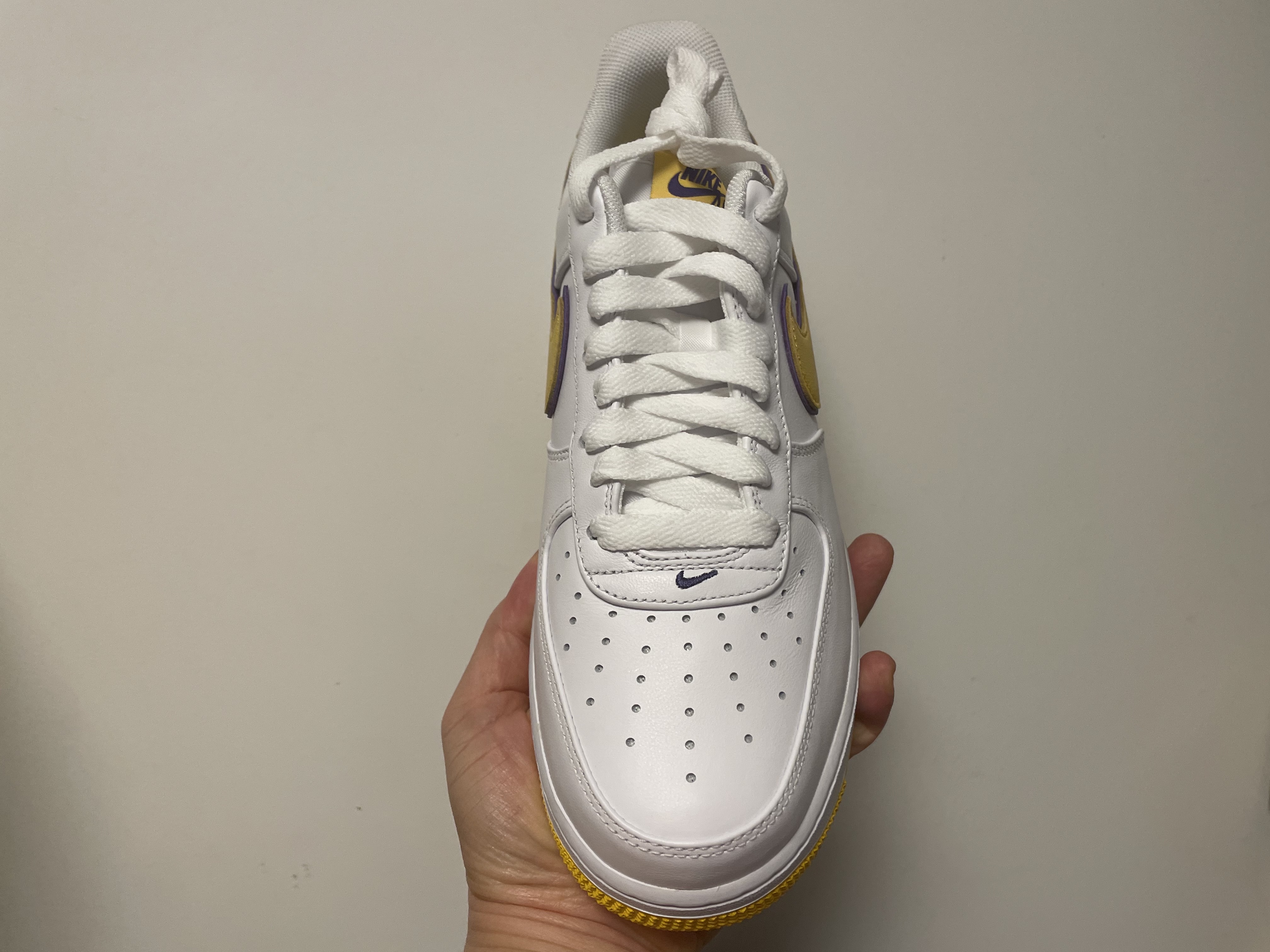 Nike x Kobe Bryant Air Force 1 Low Retro QS Varsity Maize and Varsity Purple 착용 스타일 - 4