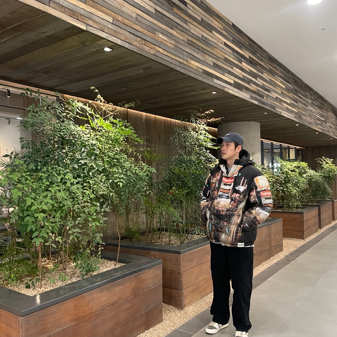 Supreme x The North Face 800-Fill Half Zip Hooded Pullover Times Square - 22FW, Jordan 1 x Travis Scott Retro Low OG SP Sail and Ridgerock 착용 스타일