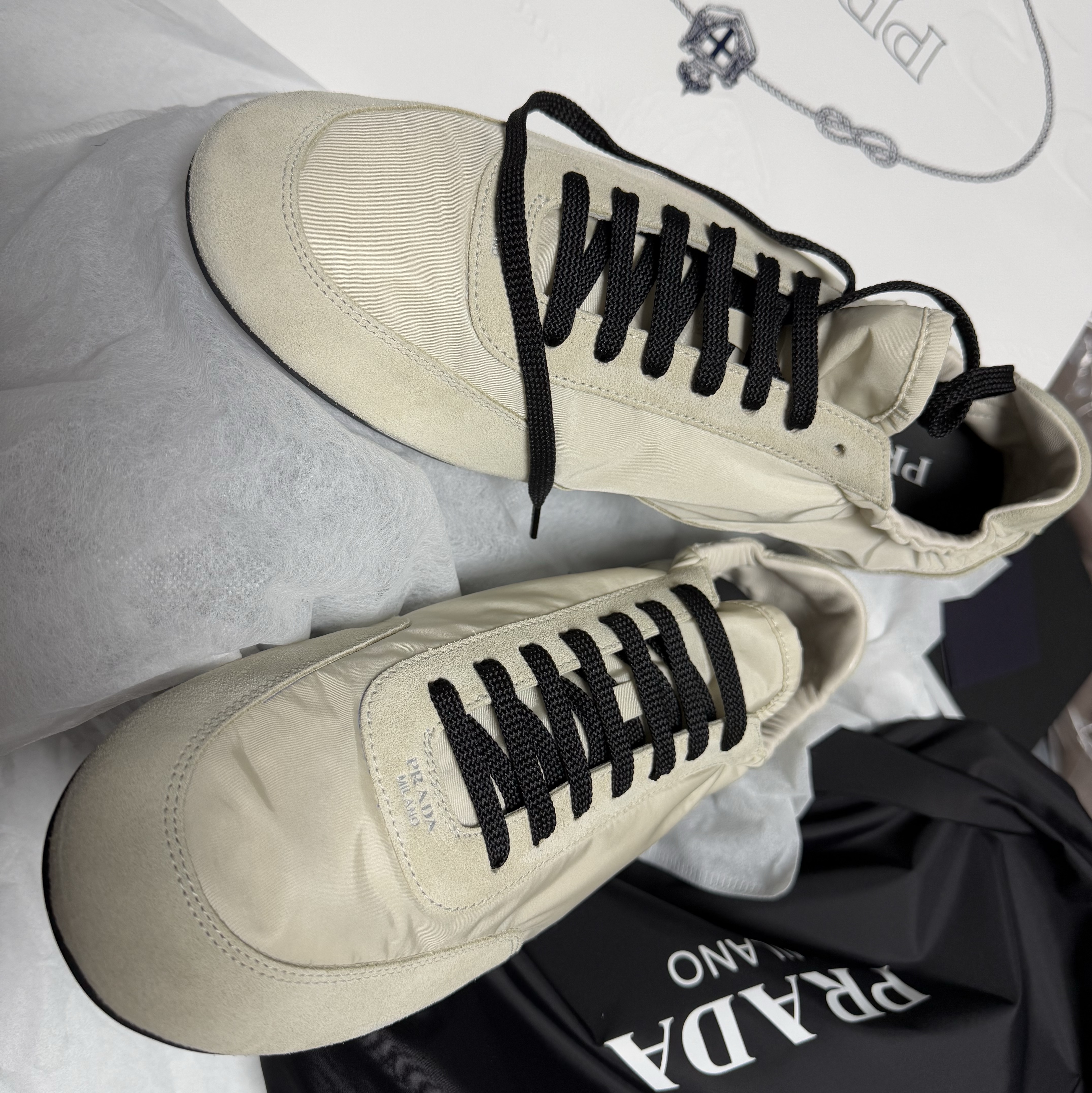 Prada Collapse Re-Nylon and Suede Elasticized Sneakers Ivory 착용 스타일 - 2