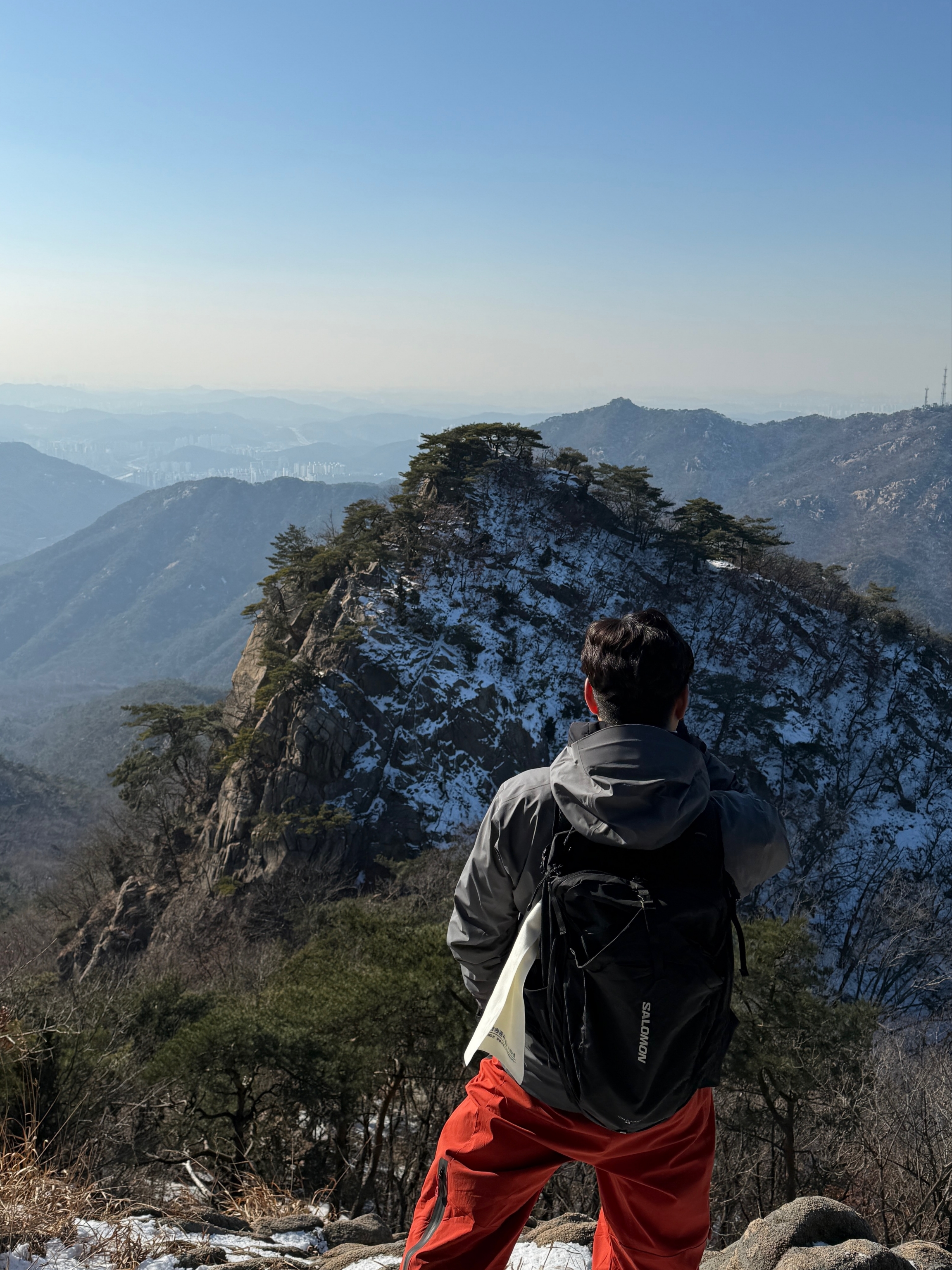 Salomon Trailblazer 30 Black, Arc'teryx Atom LT Hoody Black 착용 스타일 - 1