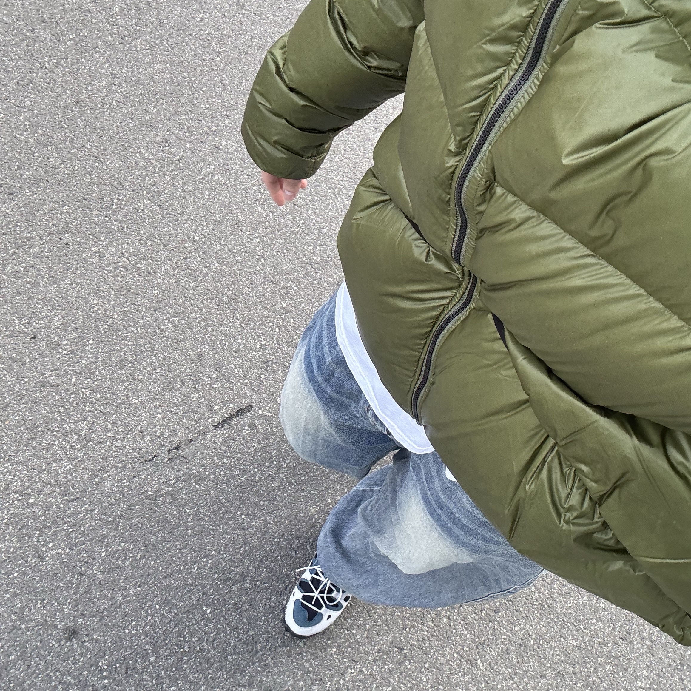 Stussy Micro Ripstop Down Parka Olive, Nike ACG Air Exploraid Neutral Grey and Ash Green 착용 스타일