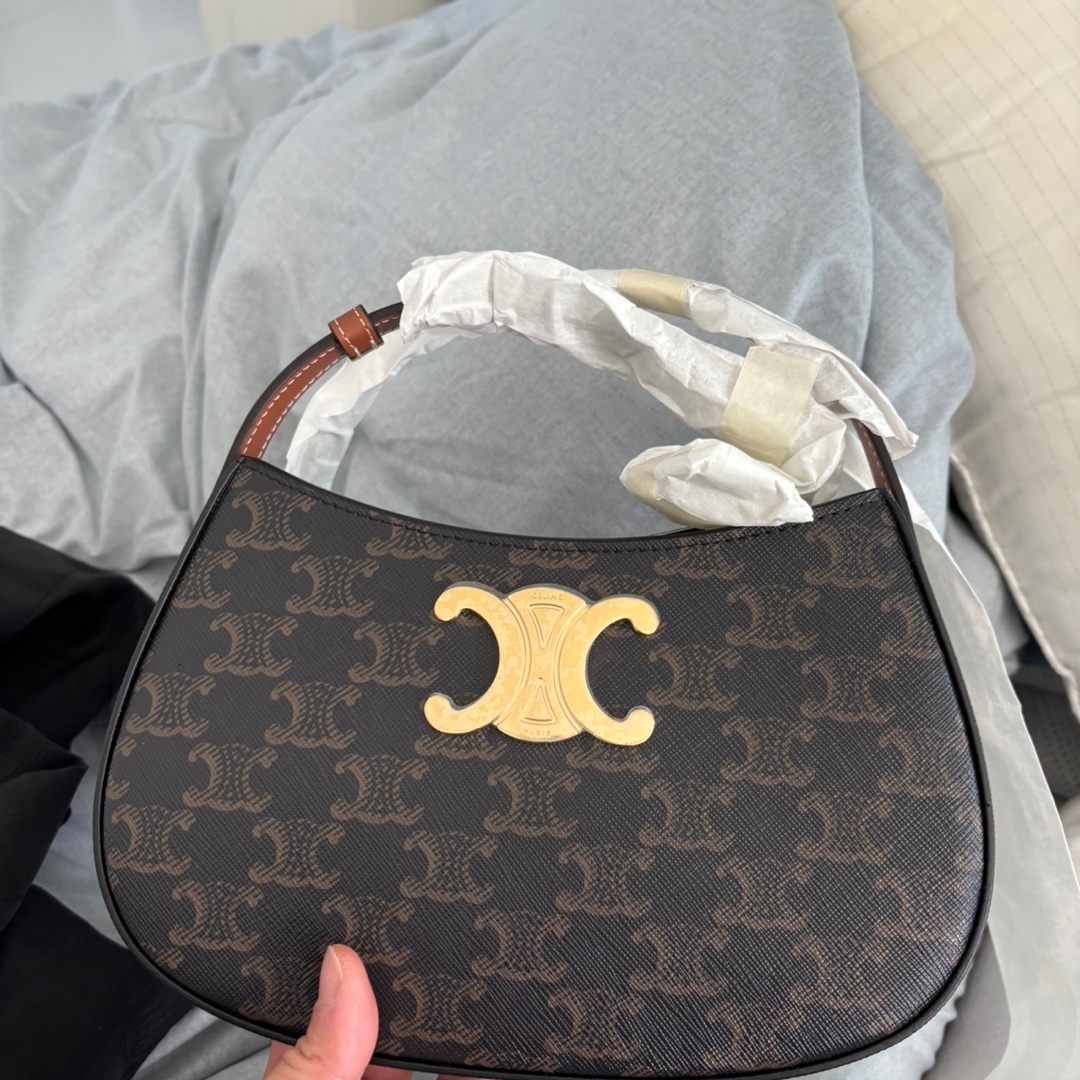 Celine Medium Tilly Bag in Triomphe Canvas Calfskin Tan 착용 스타일