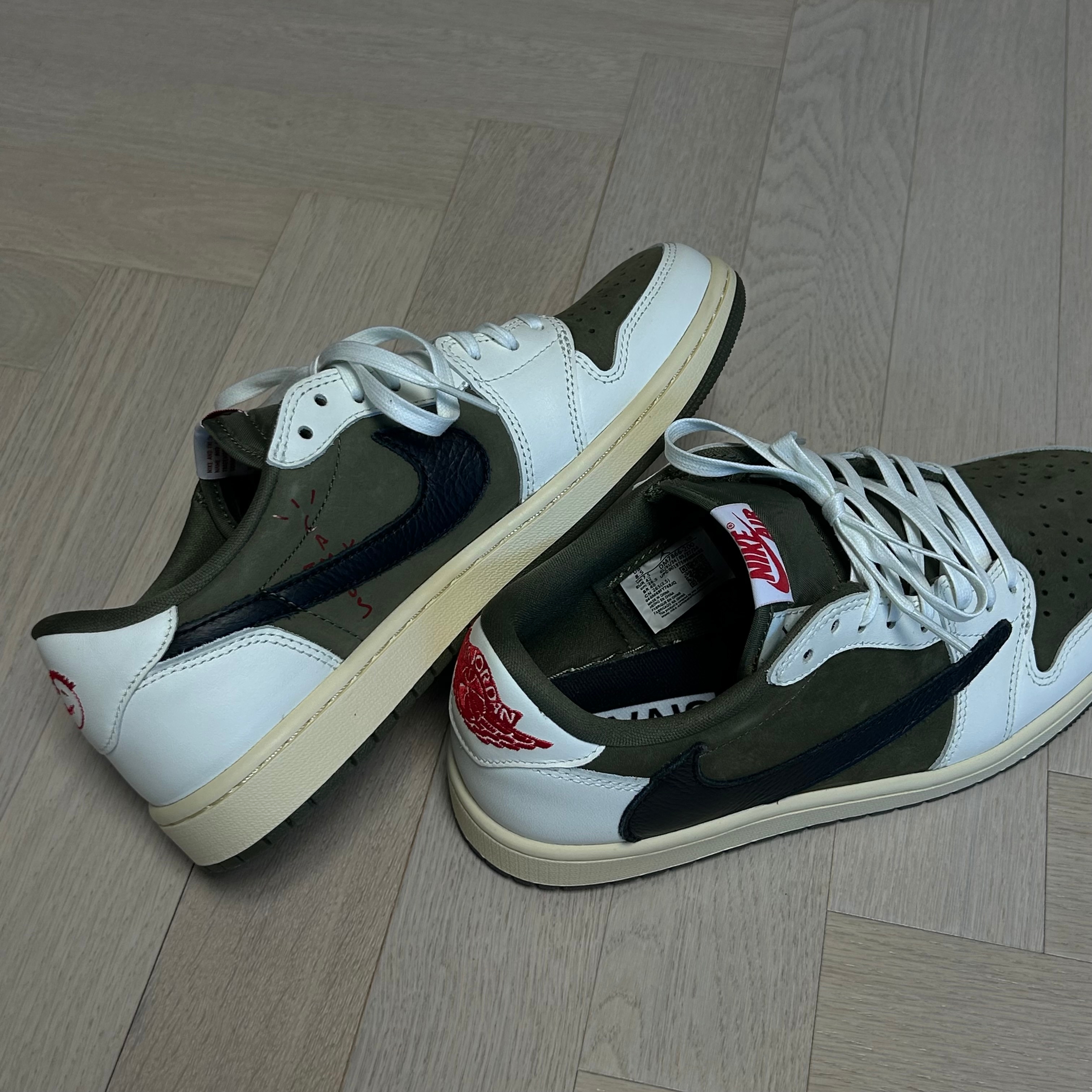 Jordan 1 x Travis Scott Retro Low OG SP Reverse Olive 착용 스타일 - 2