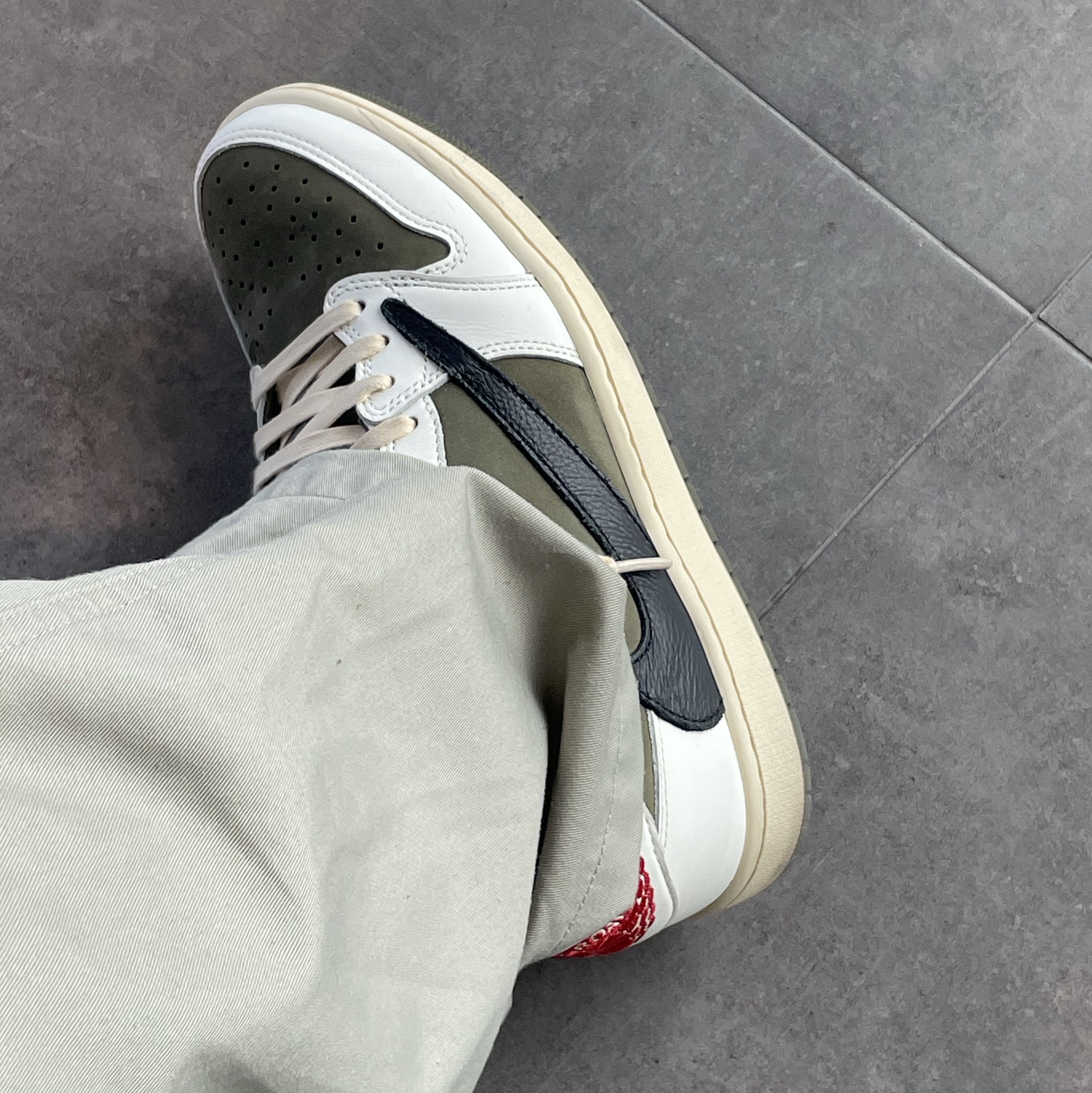 Jordan 1 x Travis Scott Retro Low OG SP Reverse Olive, Salomon Contour Down Jacket Khaki 착용 스타일 - 2