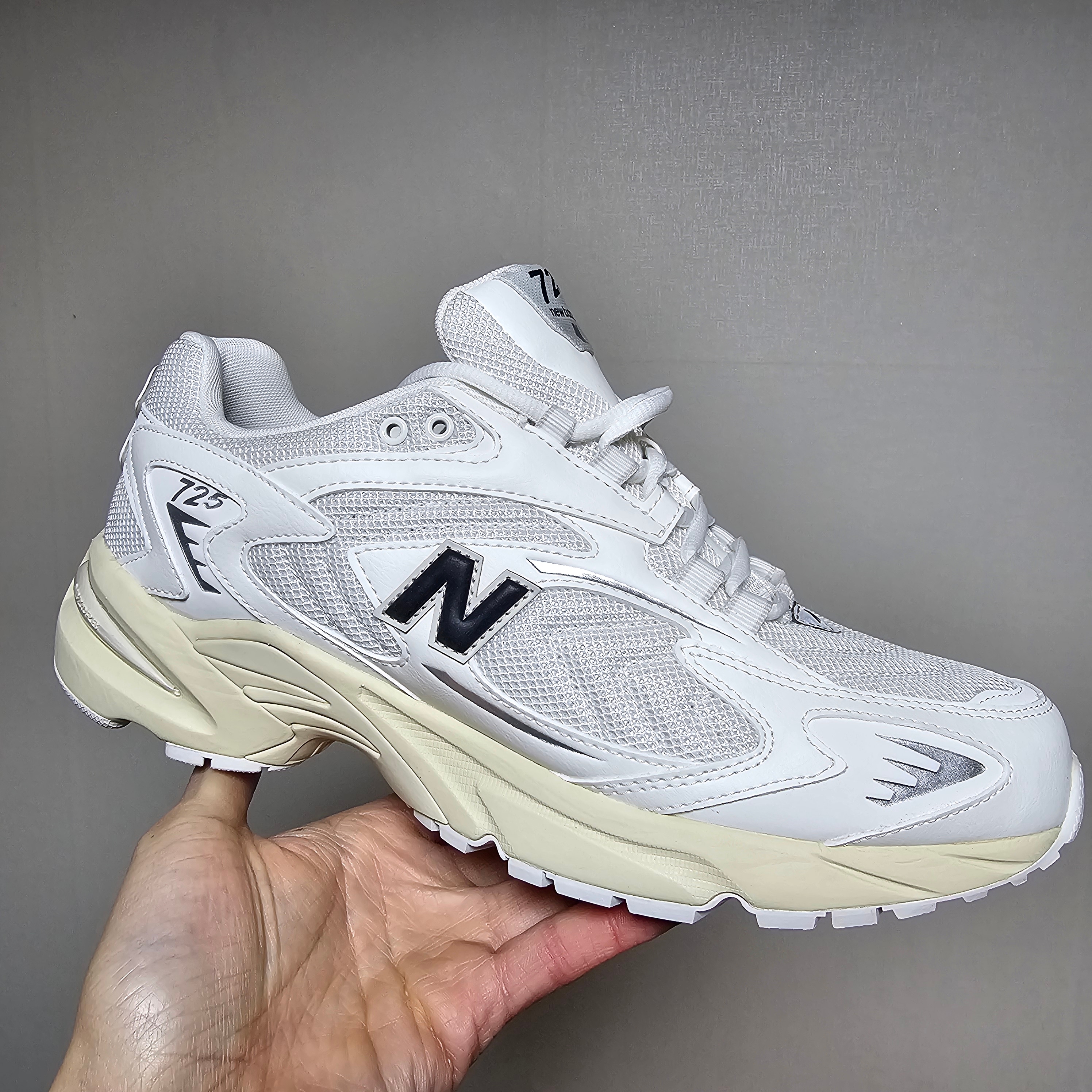 New Balance 725 Sea Salt Phantom 착용 스타일 - 2