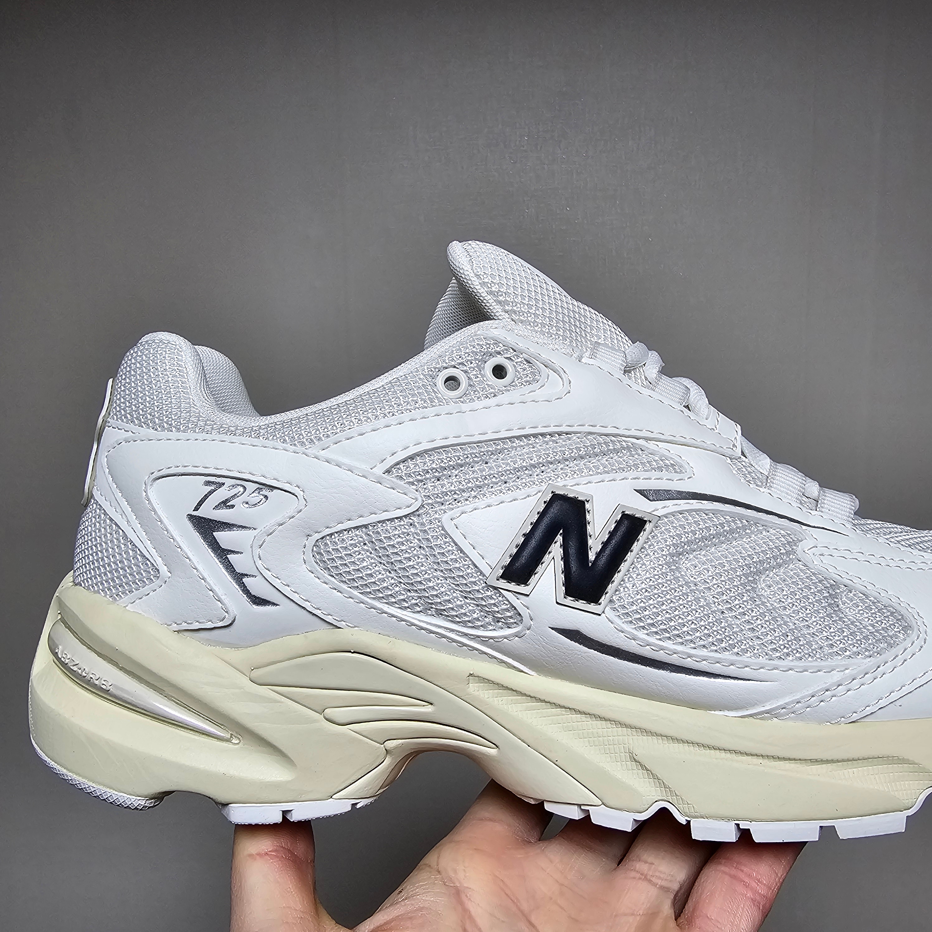 New Balance 725 Sea Salt Phantom 착용 스타일 - 4