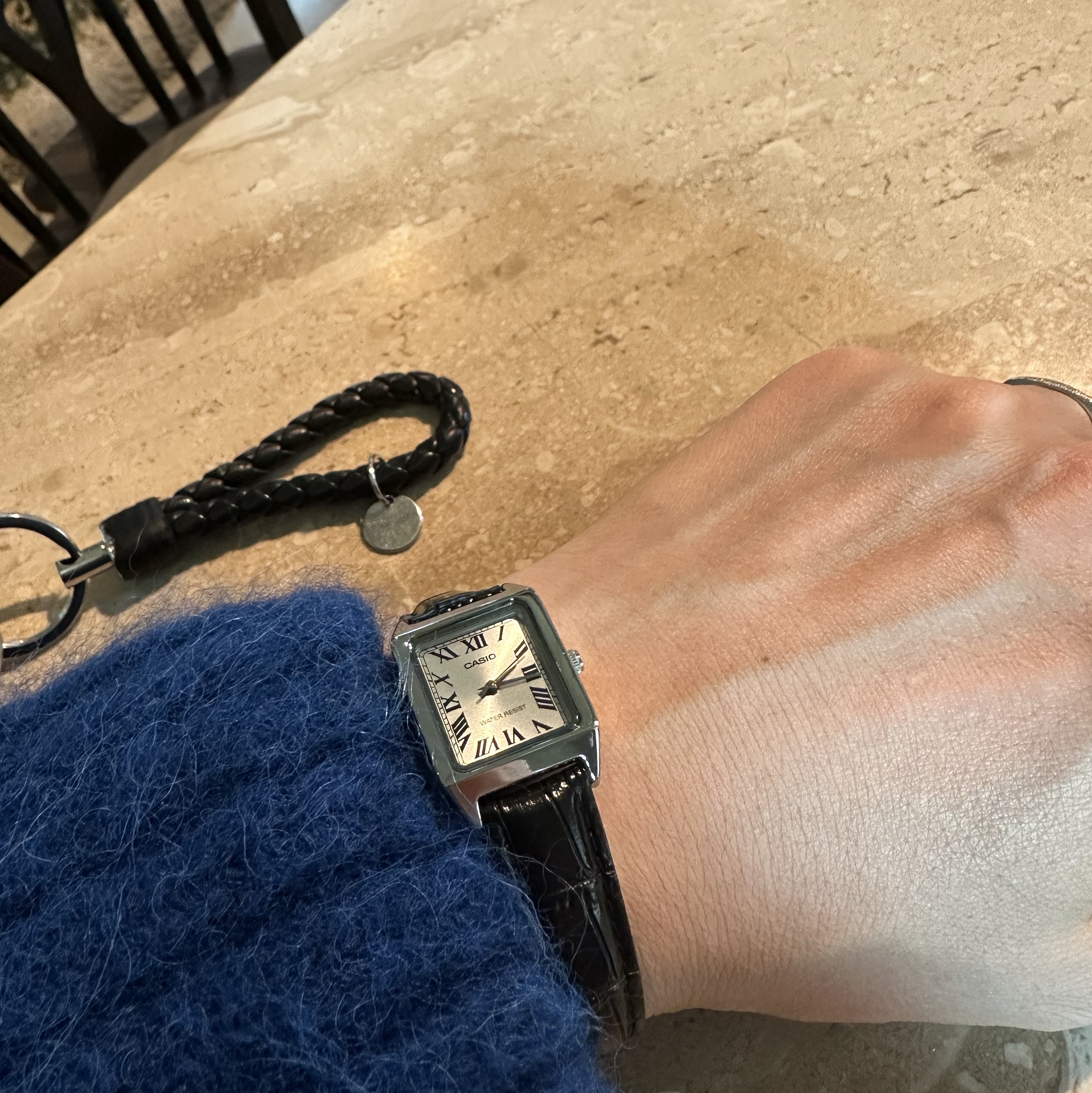 Casio LTP-V007L-7B1, Bottega Veneta Logo Tag Keyring Black 착용 스타일