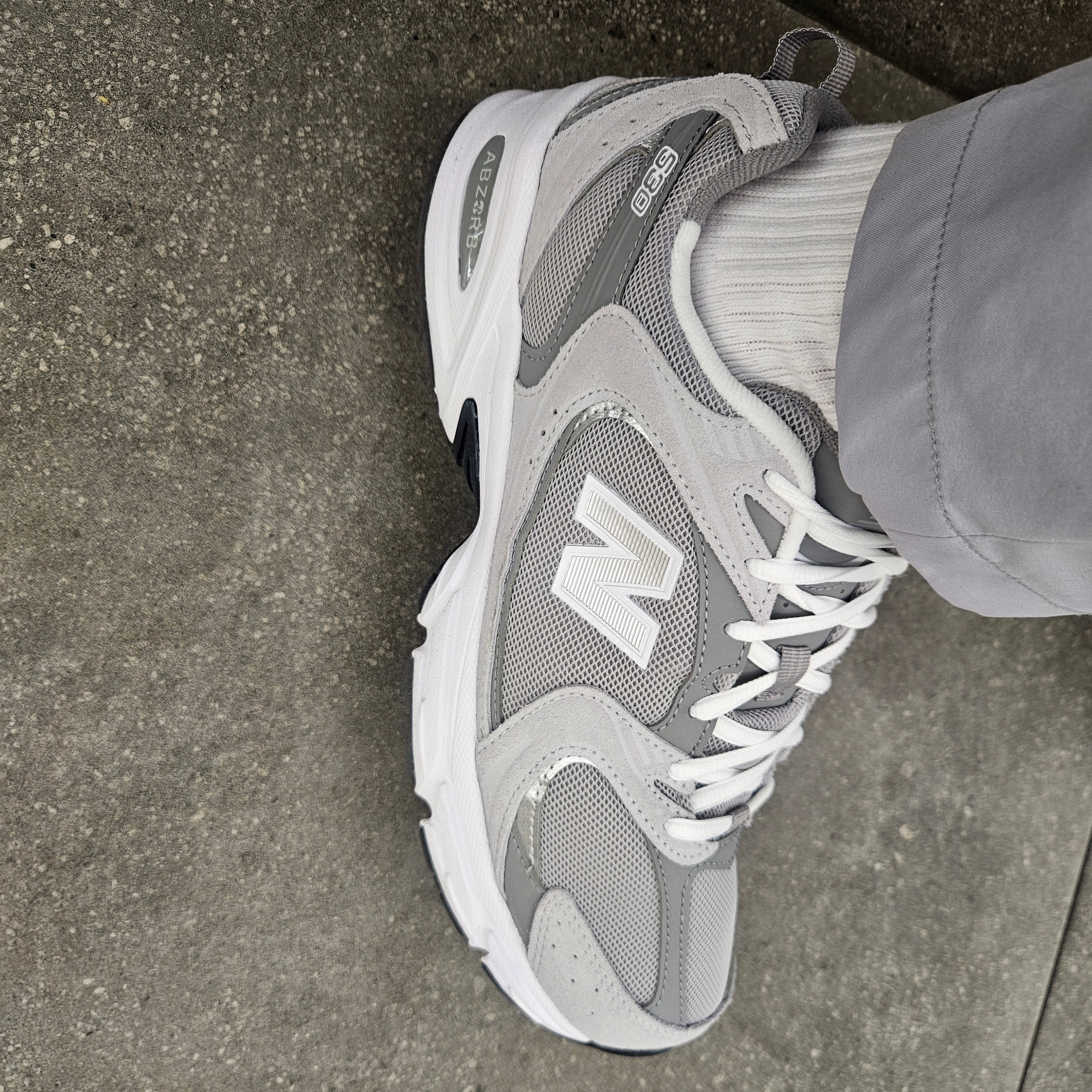 New Balance 530 Grey 착용 스타일 - 2