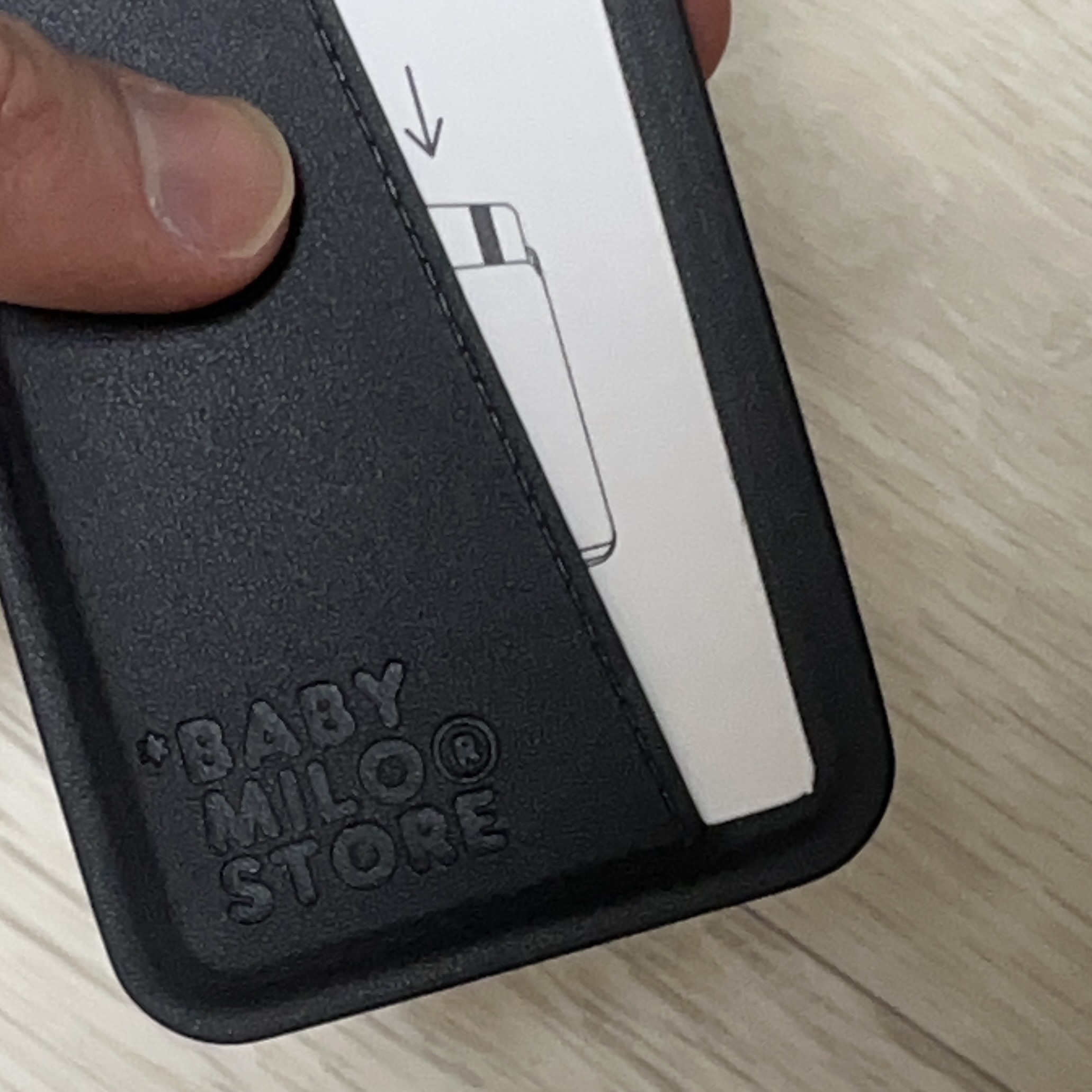 BAPE Baby Milo MagSafe Card Holder Black 착용 스타일 - 3