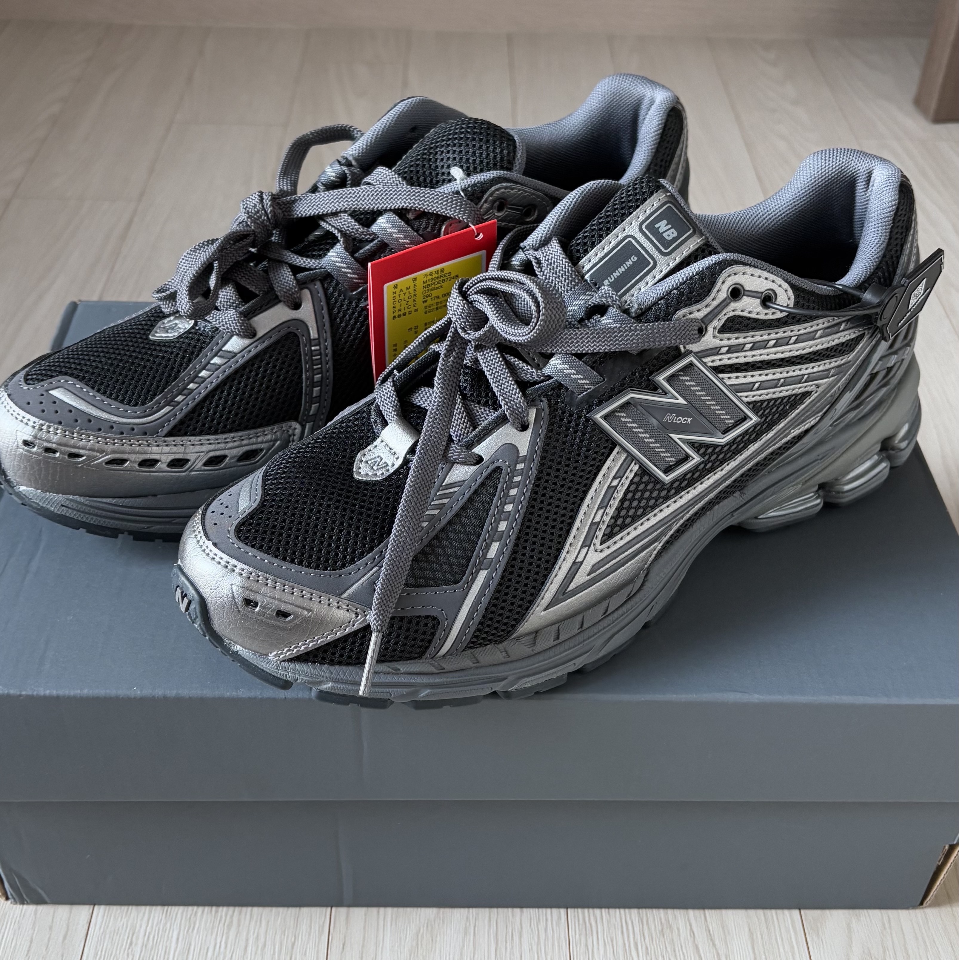 New Balance 1906R Black, Asics Gel-Nunobiki Black Taupe Grey 착용 스타일 - 1