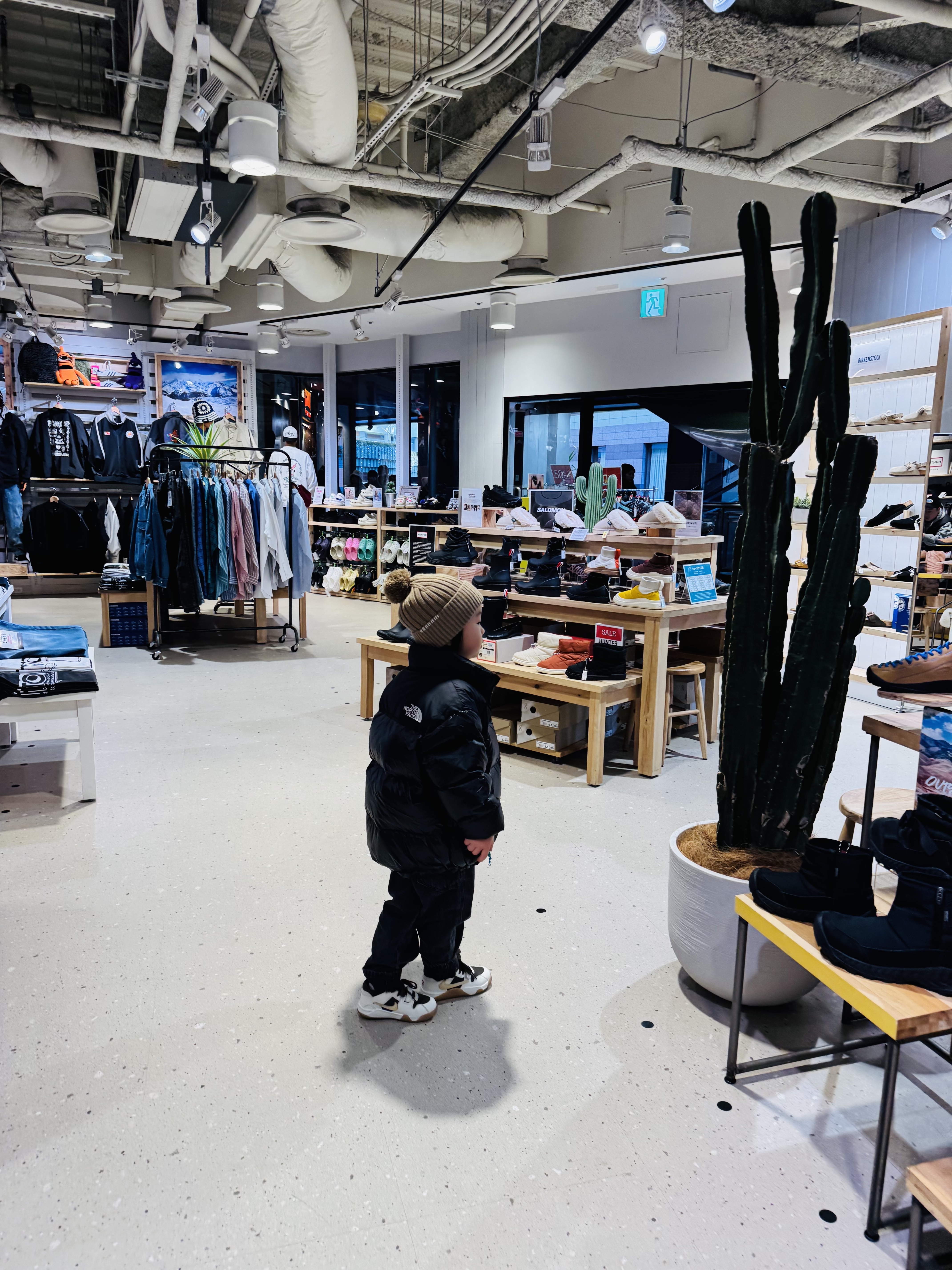 (Kids) The North Face 1996 Eco Nuptse Down Jacket Real Black, (TD) Jordan x Travis Scott Jumpman Jack TR Sail and Dark Mocha 착용 스타일 - 3