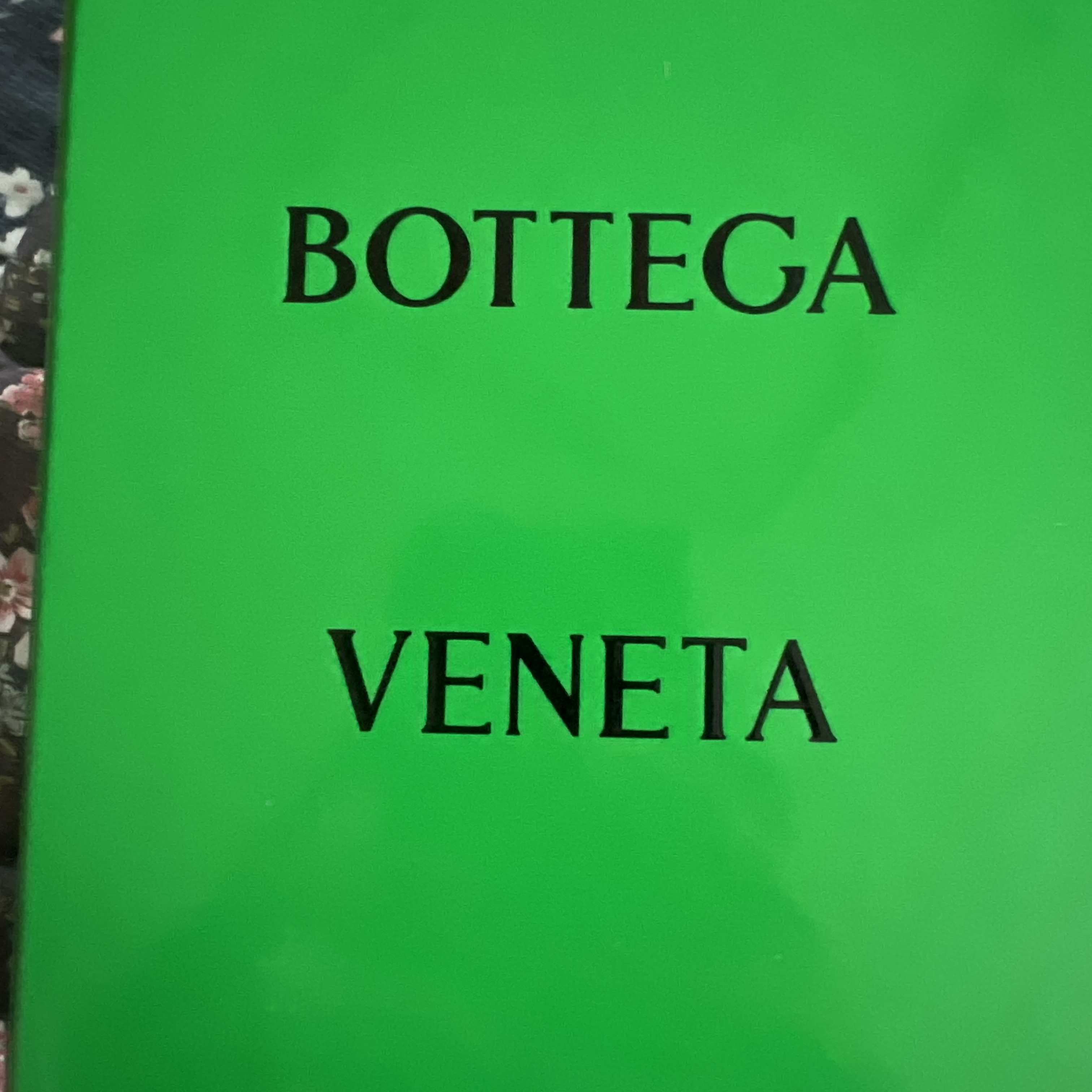 Bottega Veneta Bi-Fold Wallet Black 착용 스타일 - 1