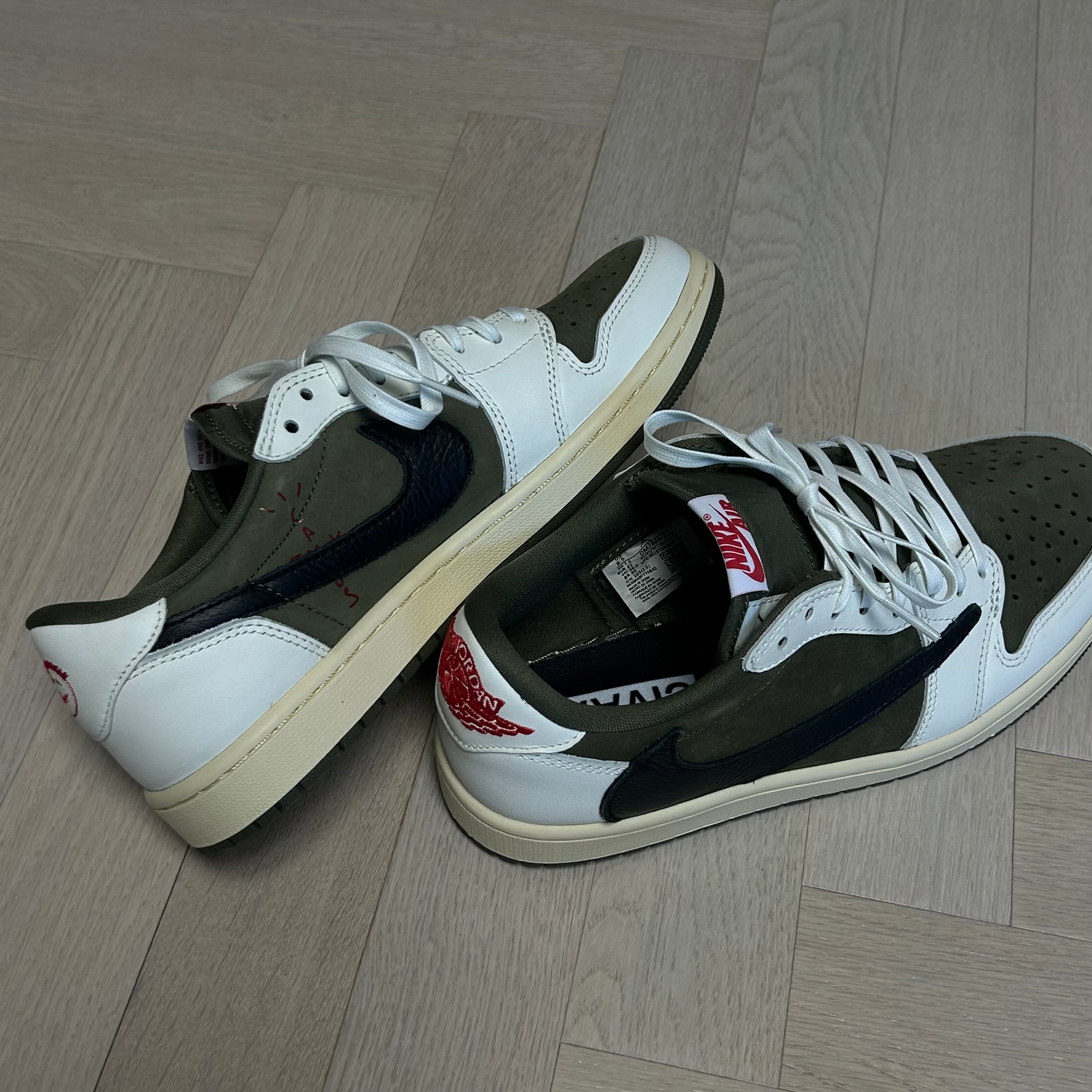 Jordan 1 x Travis Scott Retro Low OG SP Reverse Olive 착용 스타일 - 3