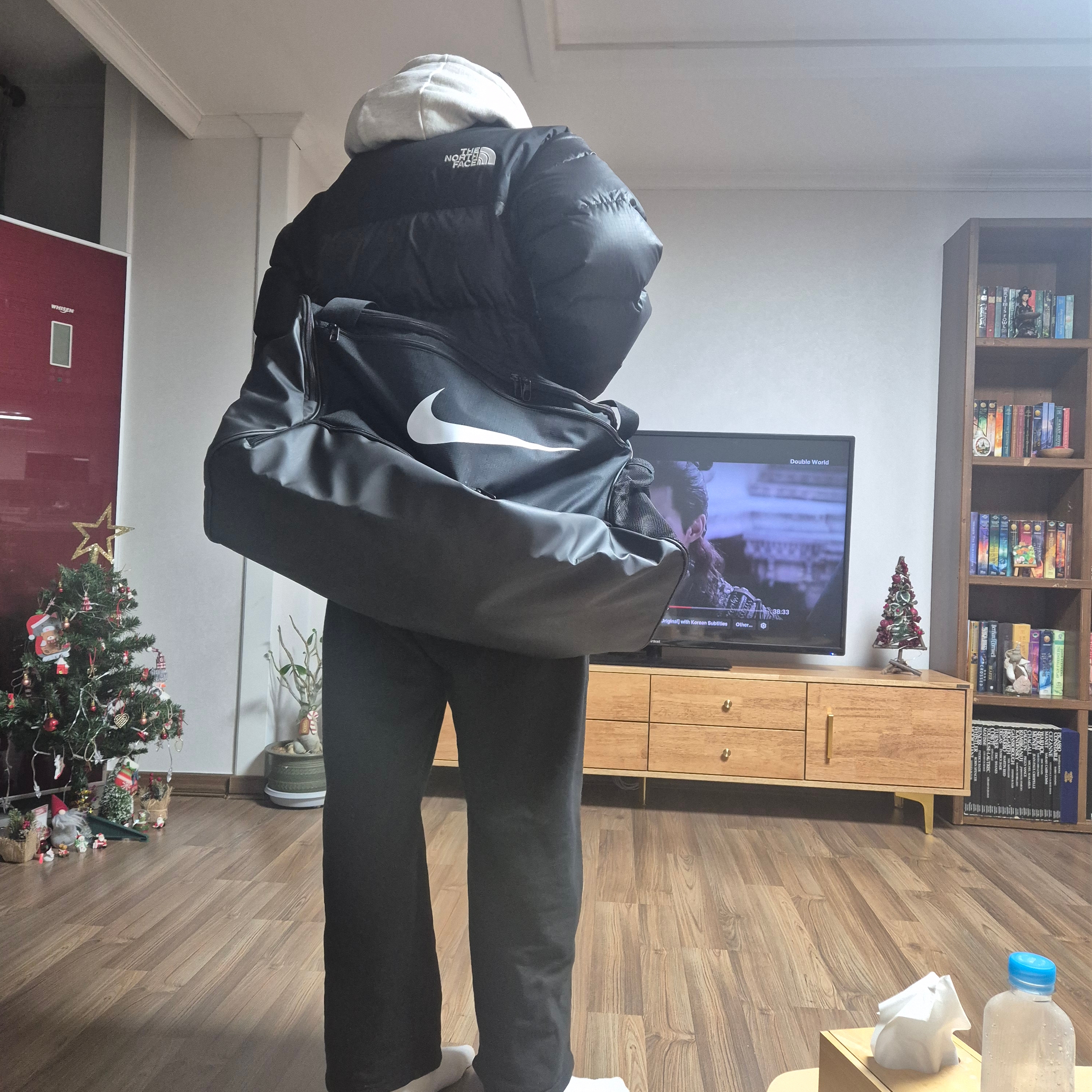 Nike Brasilia 9.5 Training Duffle Bag Medium 60L Black 착용 스타일