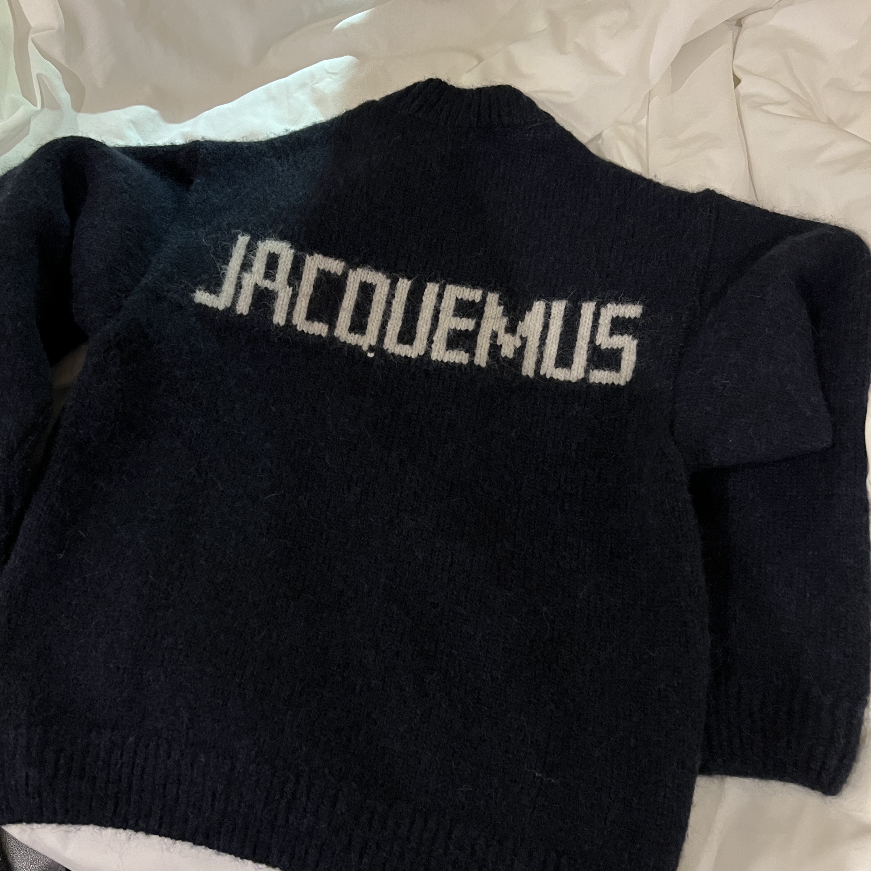 Jacquemus La Maille Pavane Jacquard Logo Sweater Dark Navy 착용 스타일