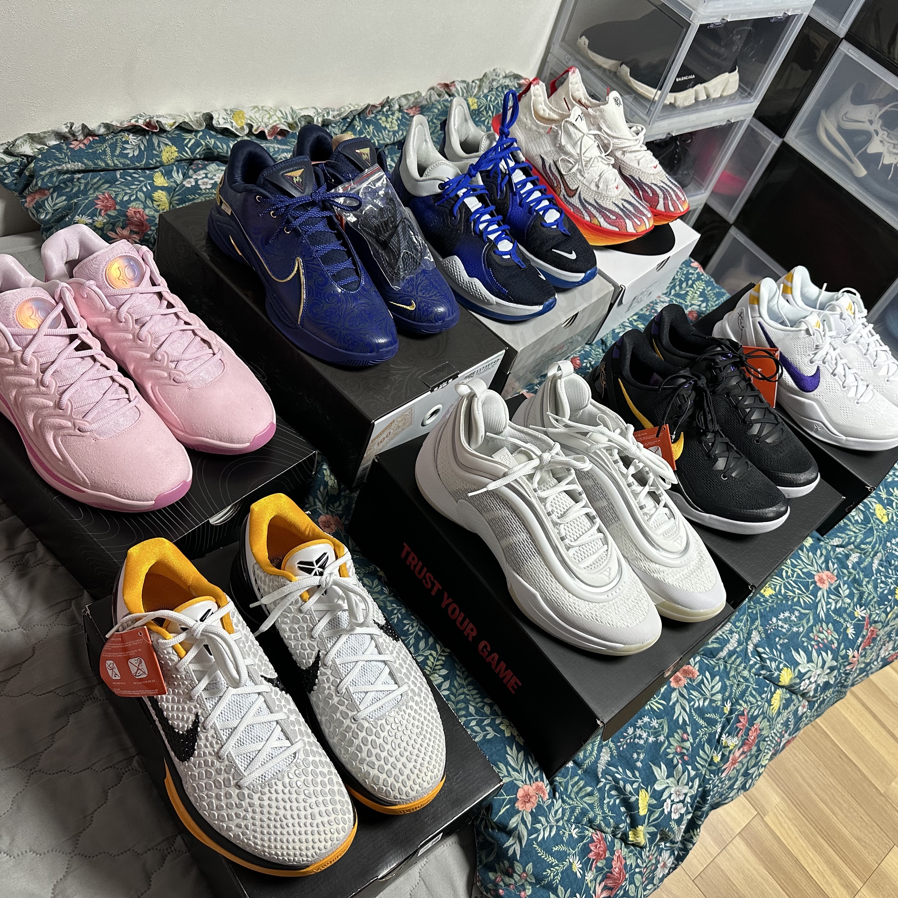 Nike Kobe 6 Protro White Del Sol, Nike Kobe 8 Protro Black and University Gold 착용 스타일