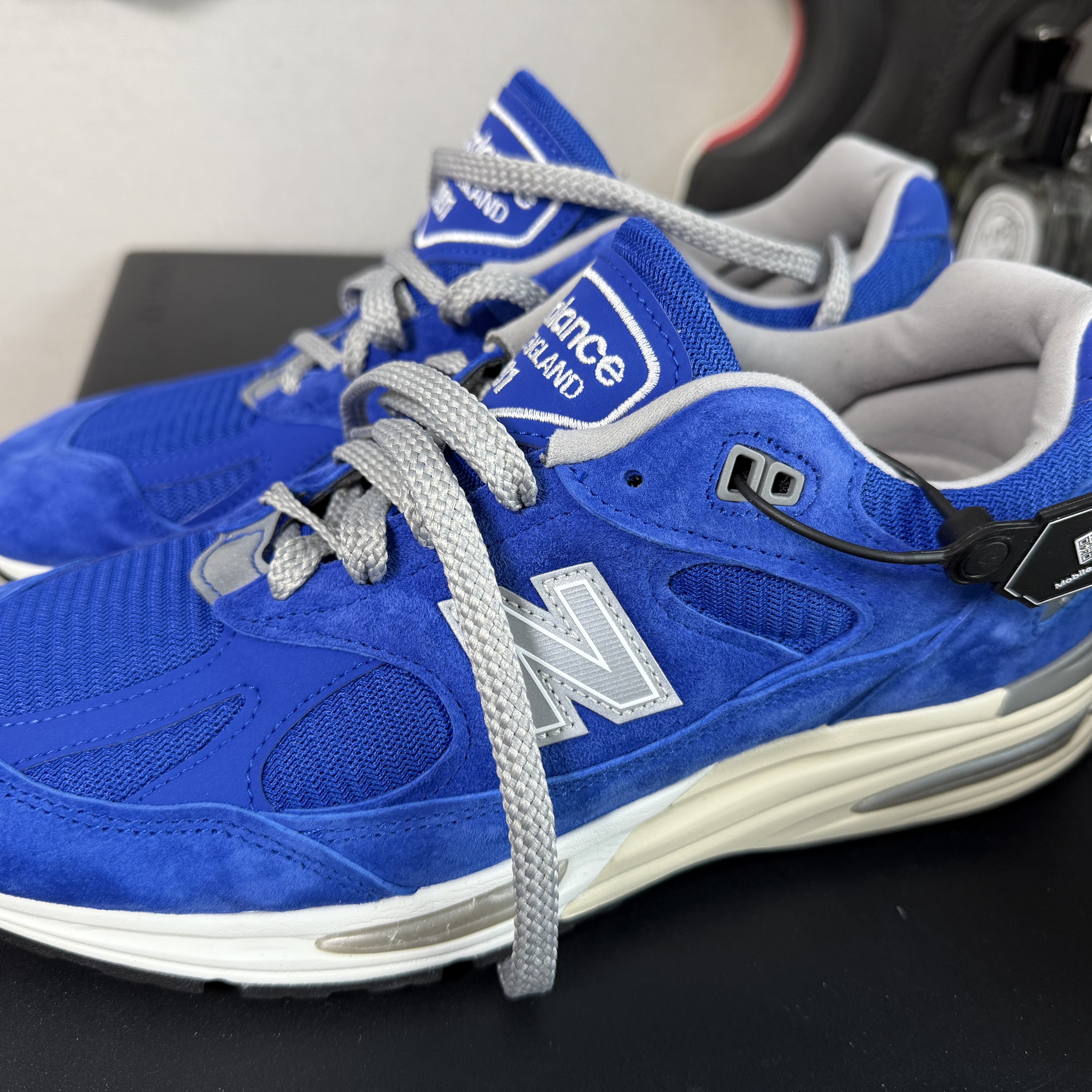 New Balance 991v2 Made in UK Dazzling Blue 착용 스타일